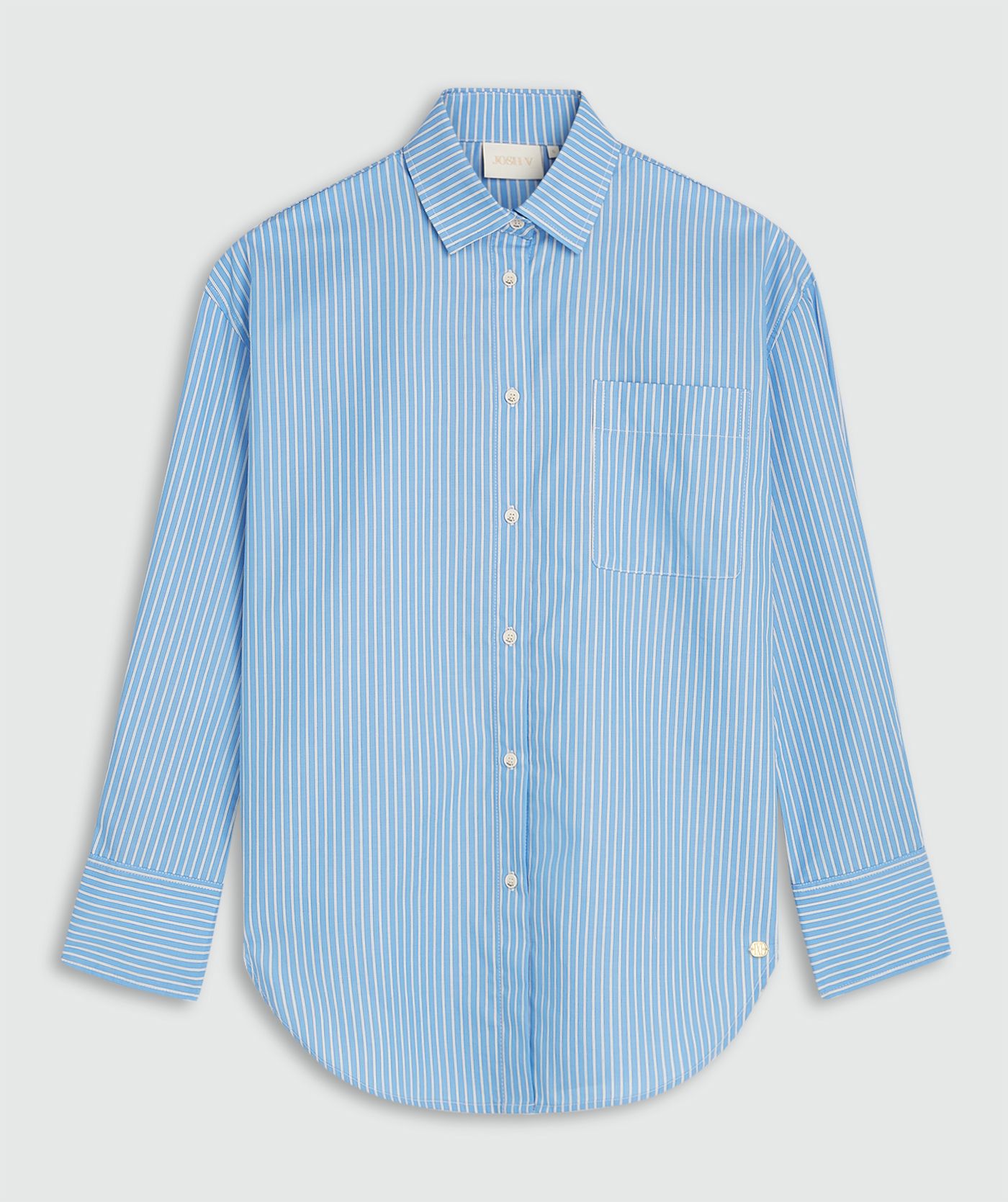 Lichtblauwe met wit gestreepte blouse zonder model, weergegeven op een lichtgrijze achtergrond
