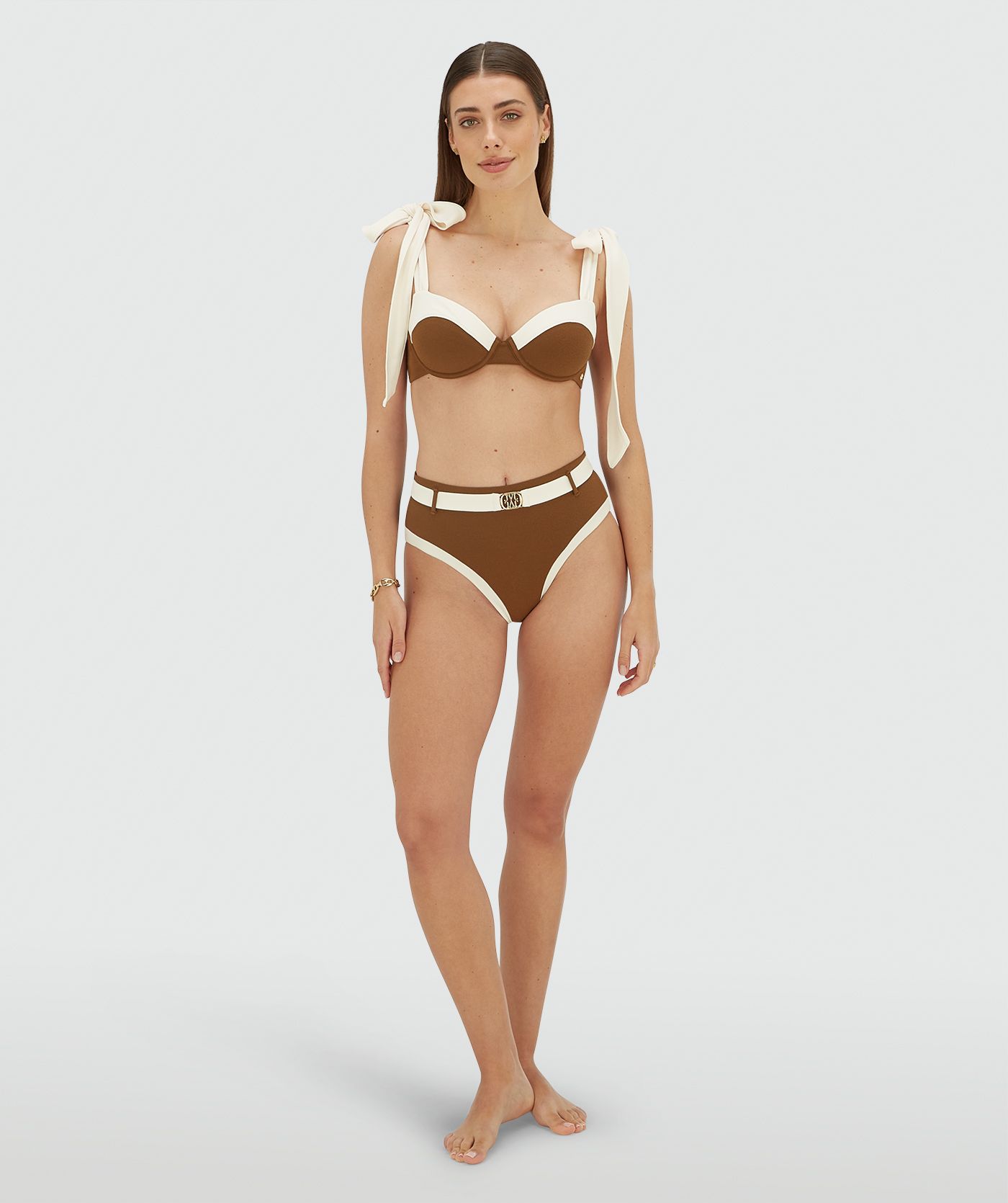 Model draagt een high rise bikinibroekje in de kleur Brown Ecru