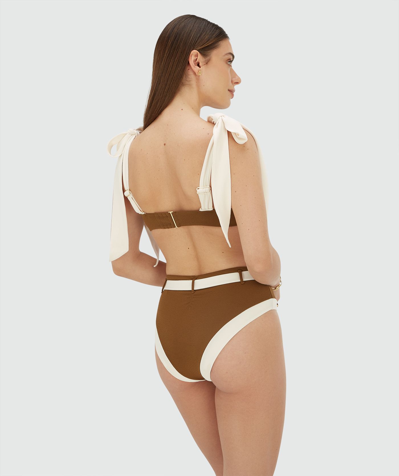 Achterzijde van een model in een high rise bikinibroekje in de kleur Brown Ecru