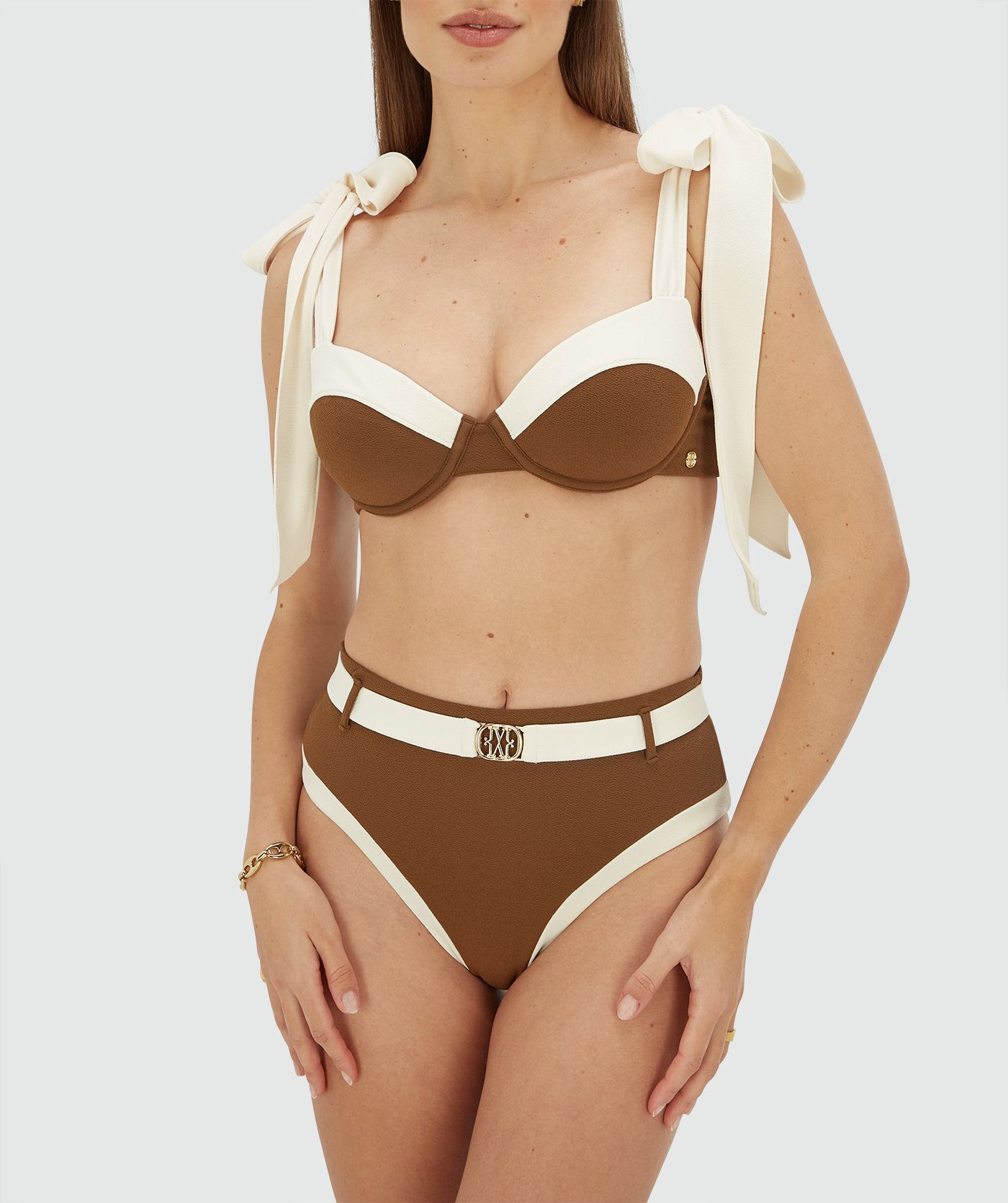 Model draagt een high rise bikinibroekje in de kleur Brown Ecru