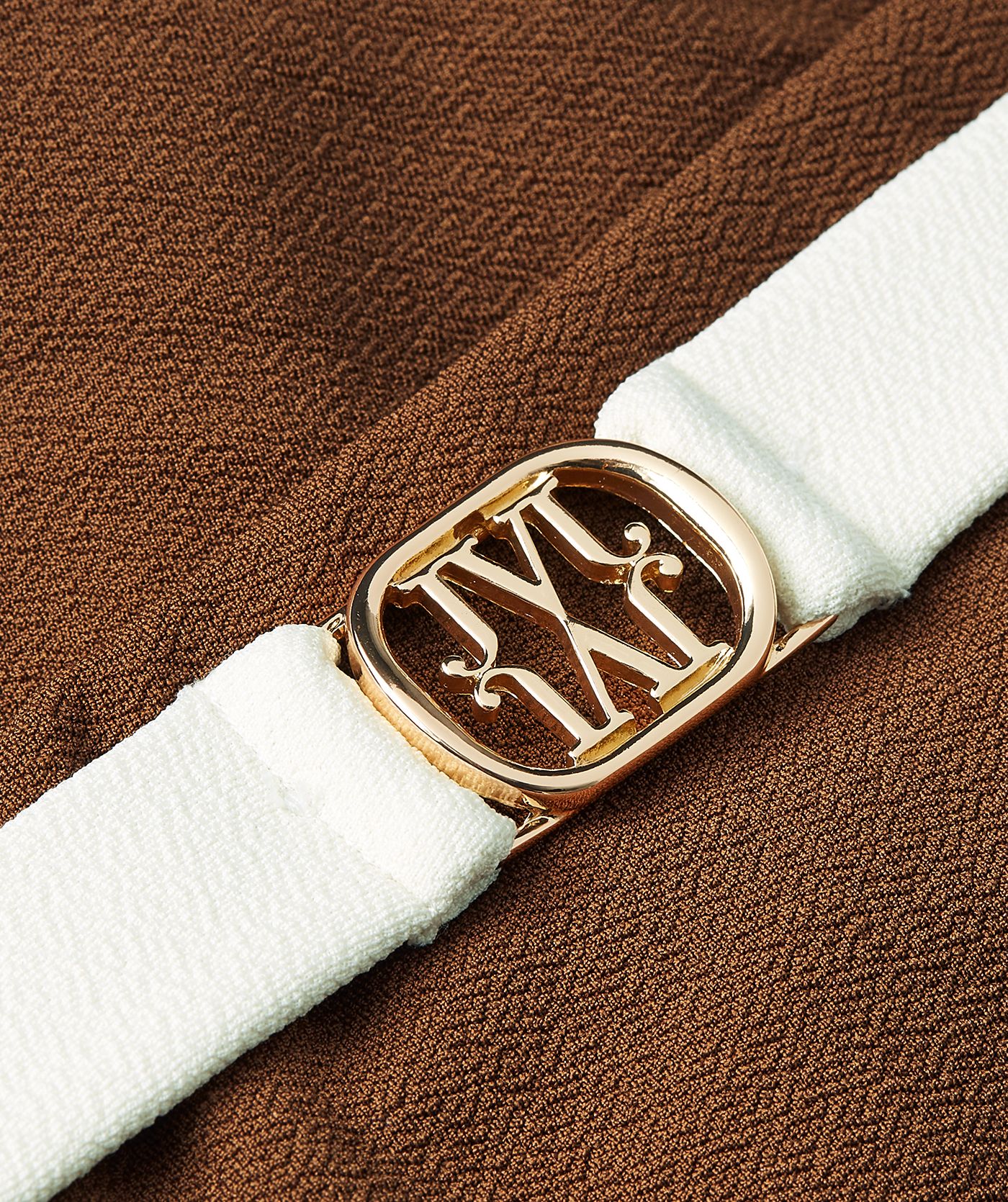 Close-up van een high rise bikinibroekje in de kleur Brown Ecru