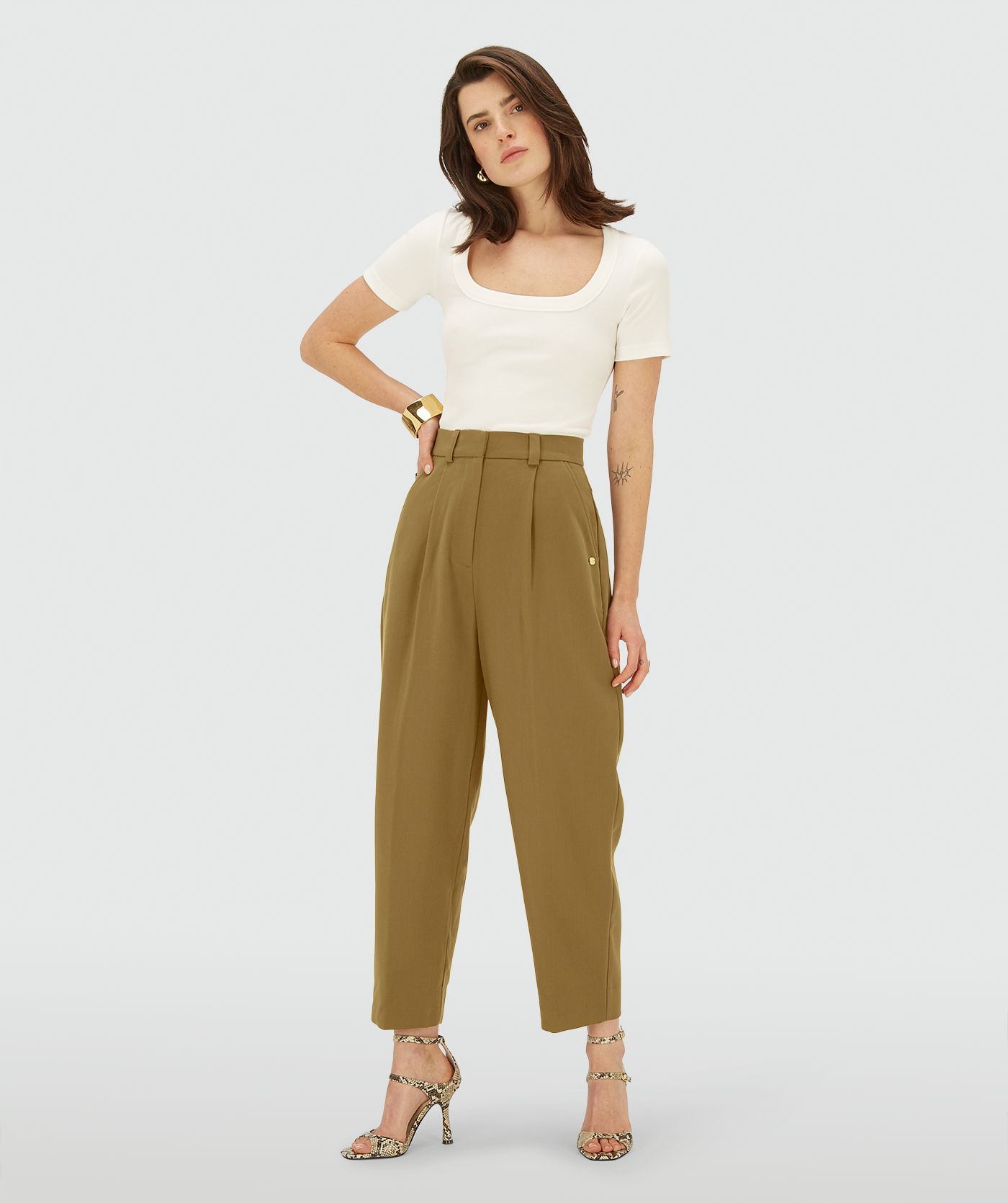 Model draagt een Olive Green high-waist oversized balloon fit broek 