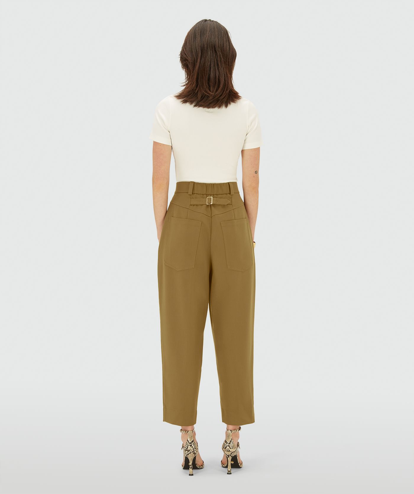 Achteraanzicht van model in een Olive Green high-waist oversized balloon fit broek 