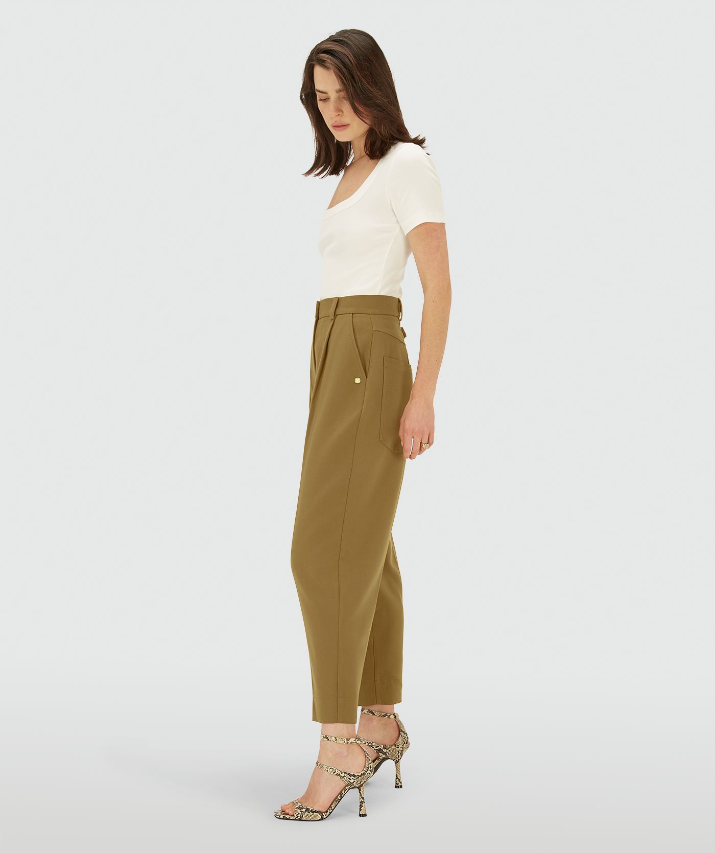 Model draagt een Olive Green high-waist oversized balloon fit broek 