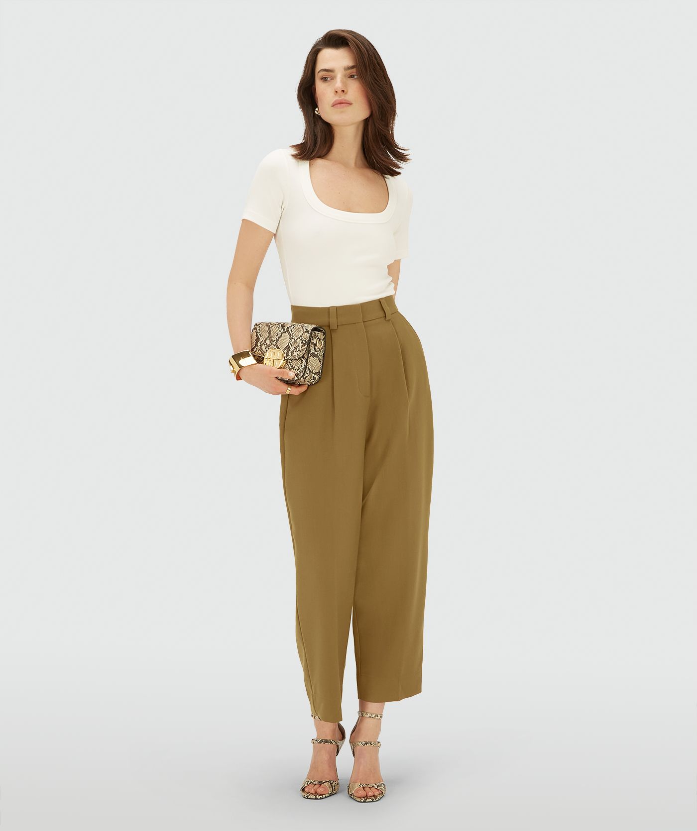 Model draagt een Olive Green high-waist oversized balloon fit broek 