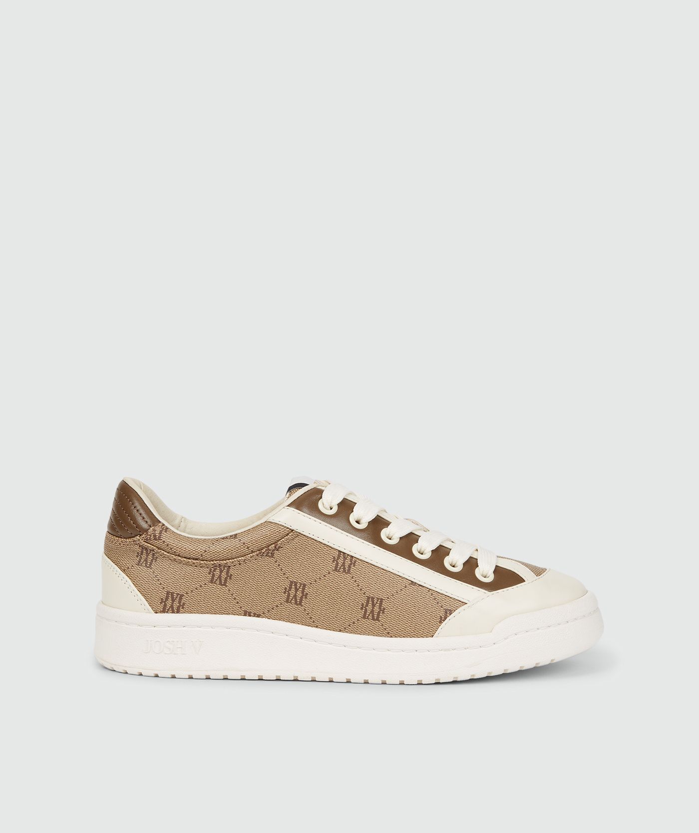 Mink Off White sneaker met JV-monogramprint afgewerkt met bruine details en een subtiel JOSH V-logo aan de zijkant zonder model weergegeven op een lichtgrijze achtergrond