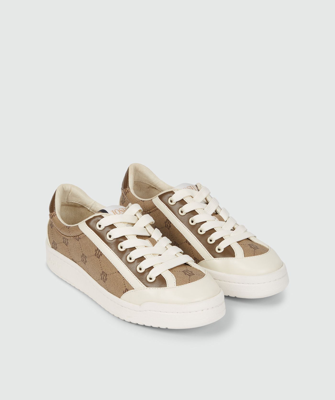 Mink Off White sneaker met JV-monogramprint afgewerkt met bruine details en een subtiel JOSH V-logo aan de zijkant zonder model weergegeven op een lichtgrijze achtergrond