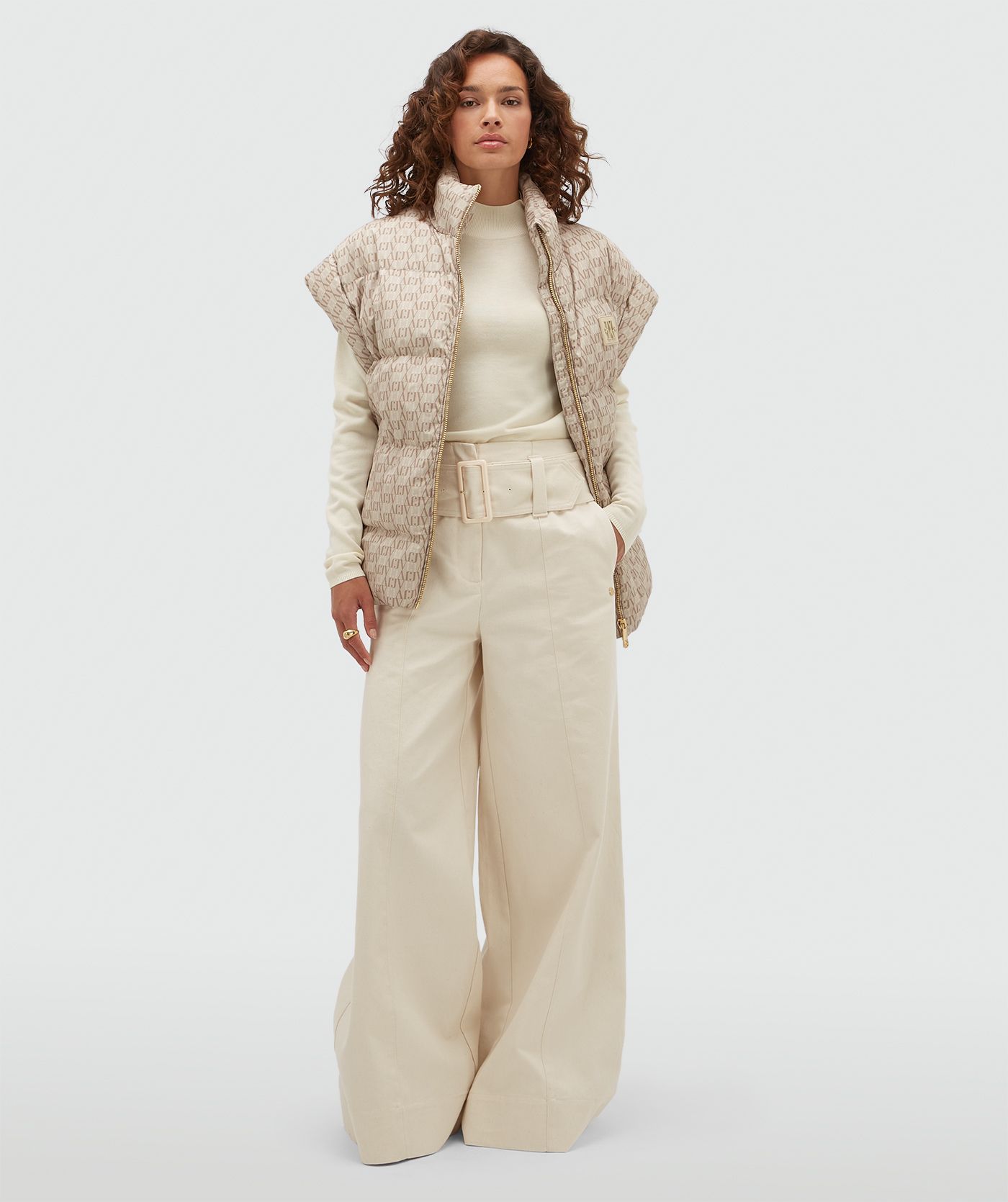 Model draagt een bodywarmer met een overall JOSH V-logo print in de kleur beige.