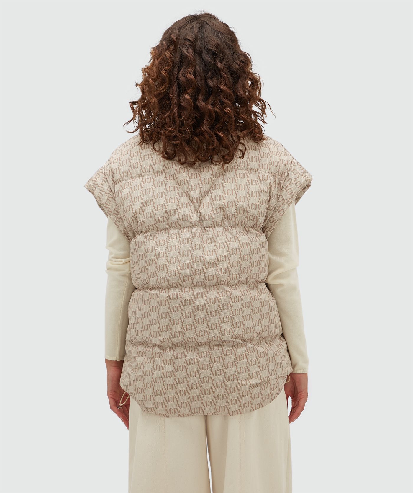 Achteraanzicht van een model in een bodywarmer met een overall JOSH V-logo print.