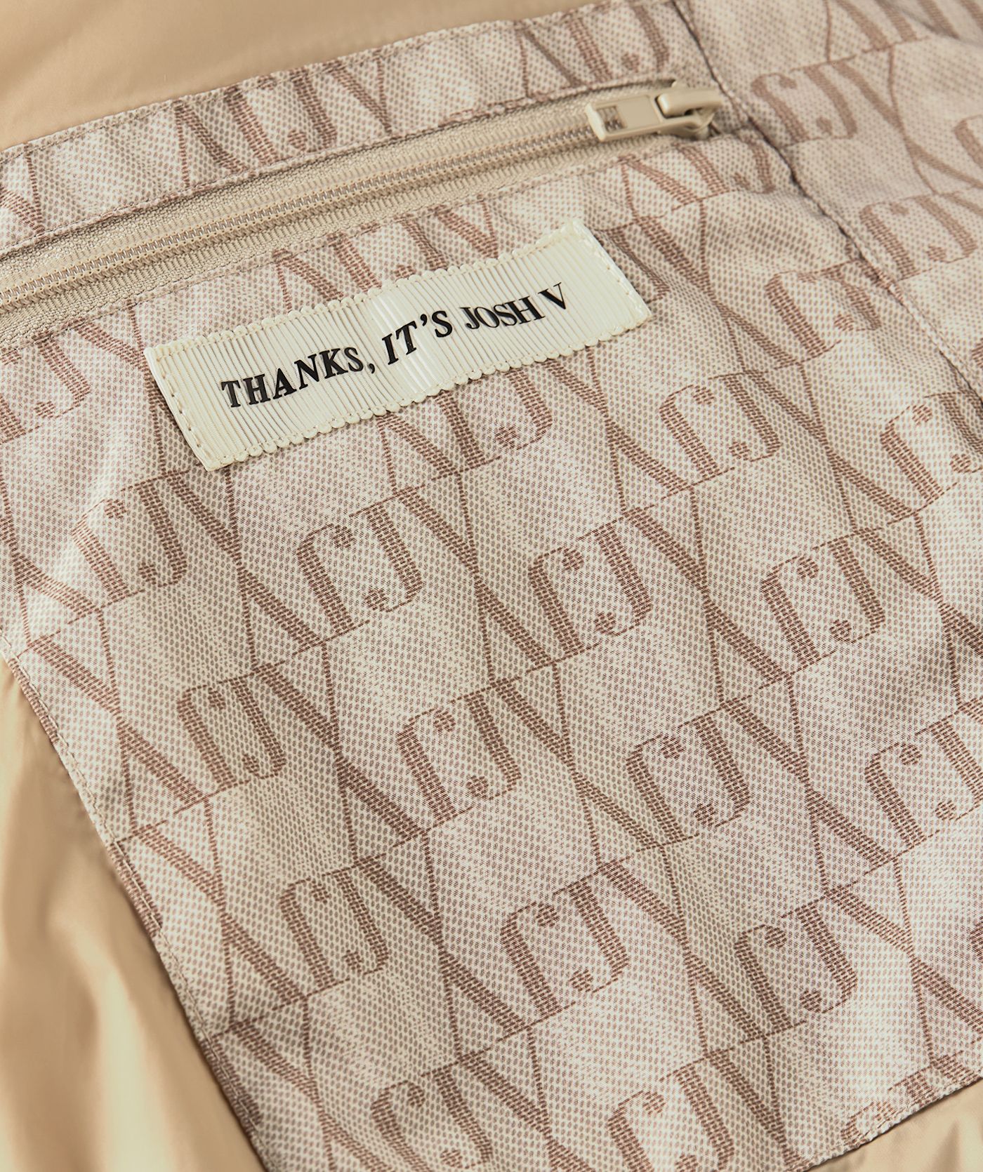Close-up van binnenzak in de bodywarmer met een JOSH V-label.