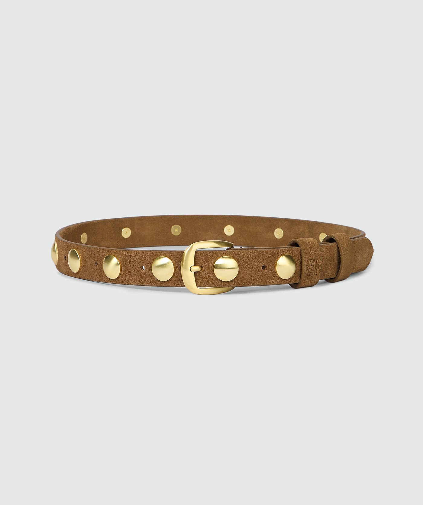 Bruine suède riem met goudkleurige ronde studs en een goudkleurige gesp, afgewerkt met een subtiel JV-monogram logo bij de lus zonder model, weergegeven op een lichtgrijze achtergrond