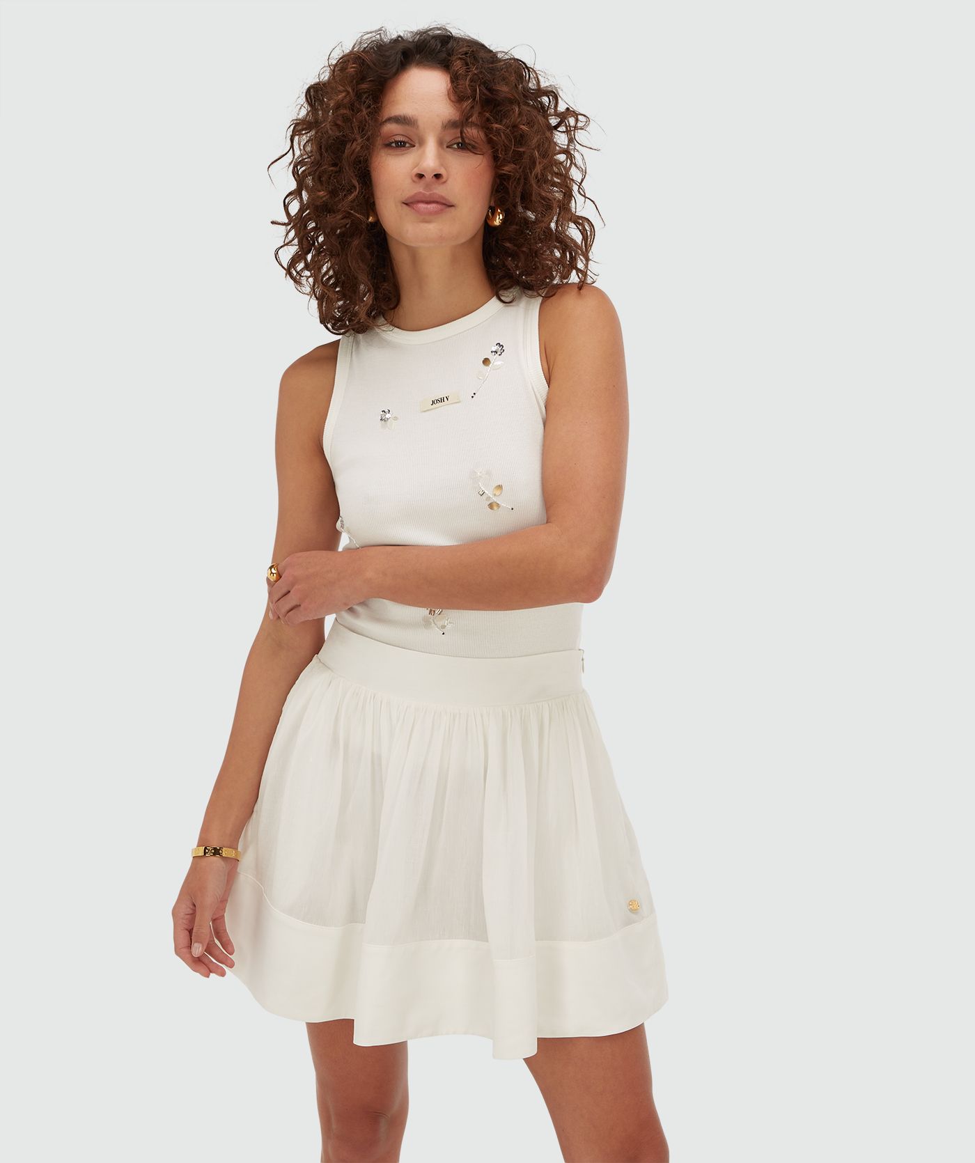 Model draagt een mid waisted rok met binnenbroekje in de kleur Off White