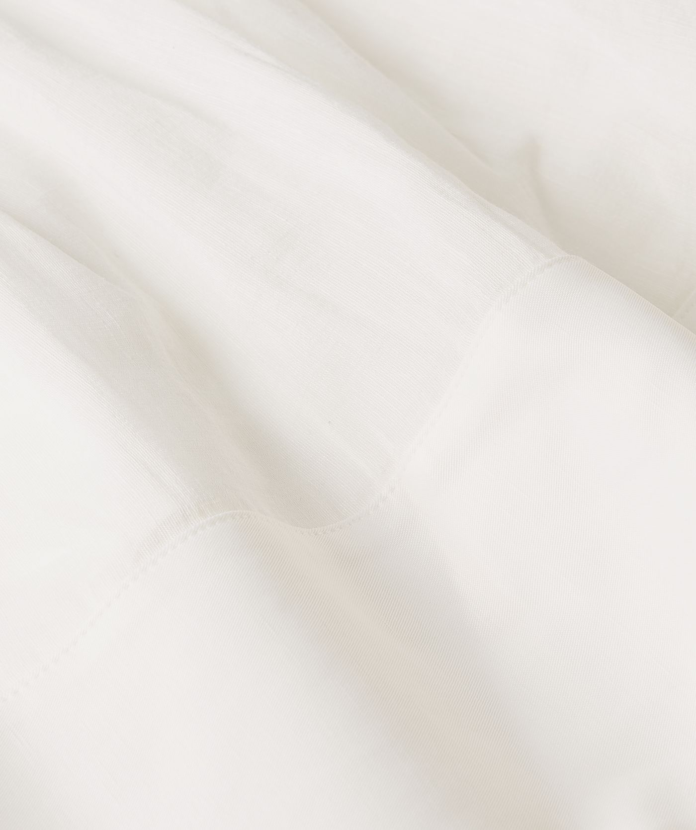 Close-up van een mid waisted rok met binnenbroekje in de kleur Off White