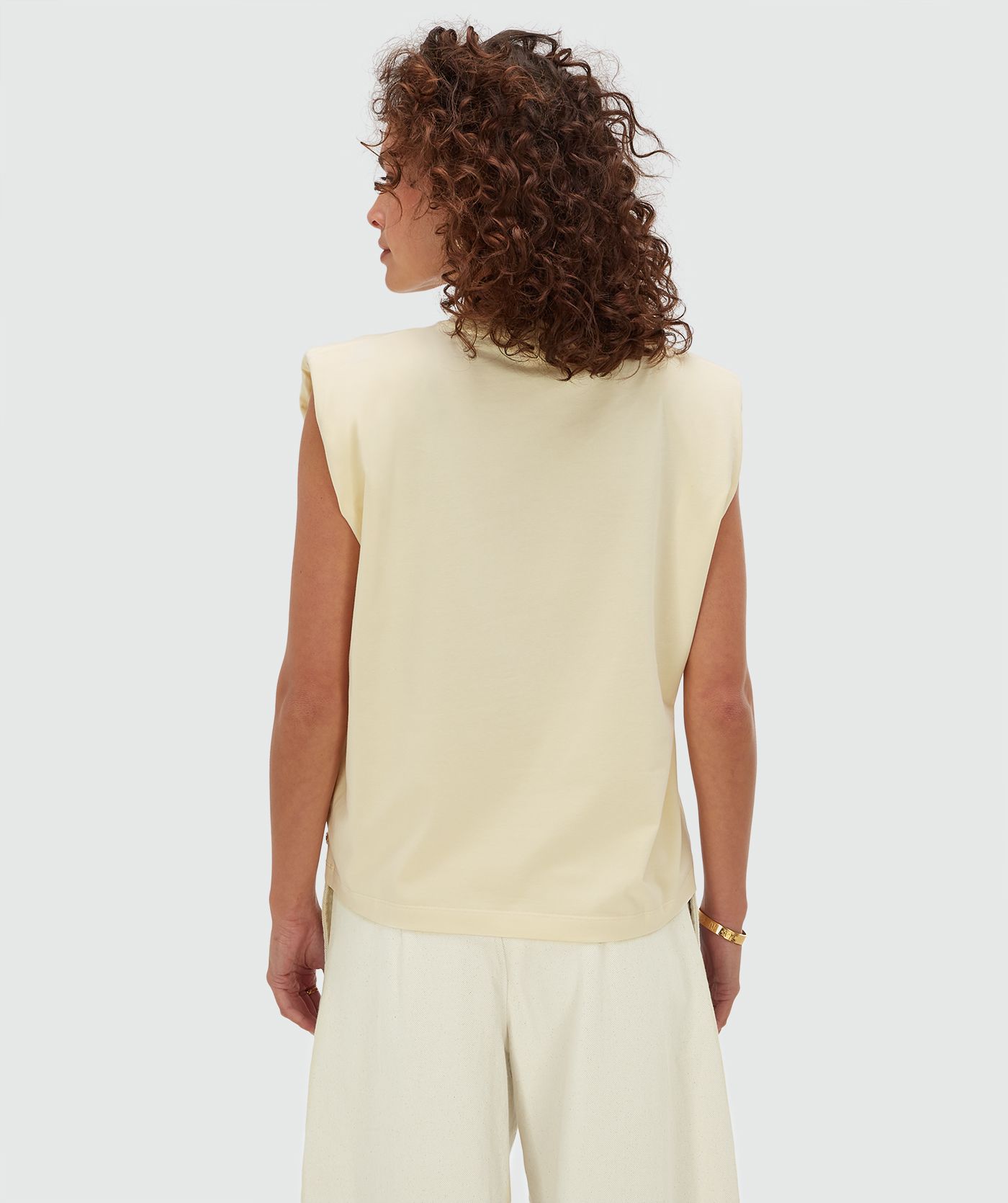 Achterzijde van een model in een regular fit T-shirt met logo in de kleur Butter Yellow