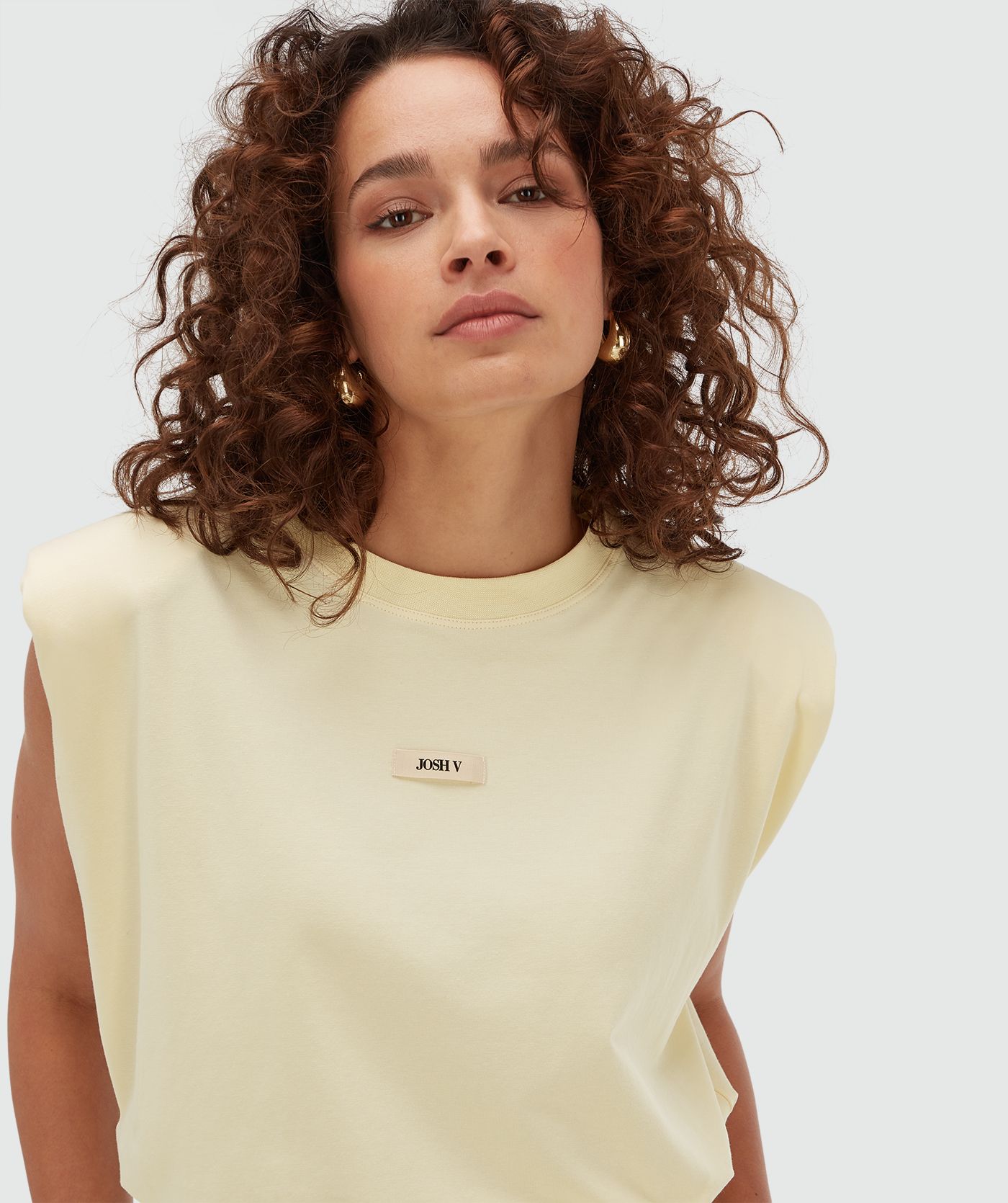 Model draagt een regular fit T-shirt met logo in de kleur Butter Yellow
