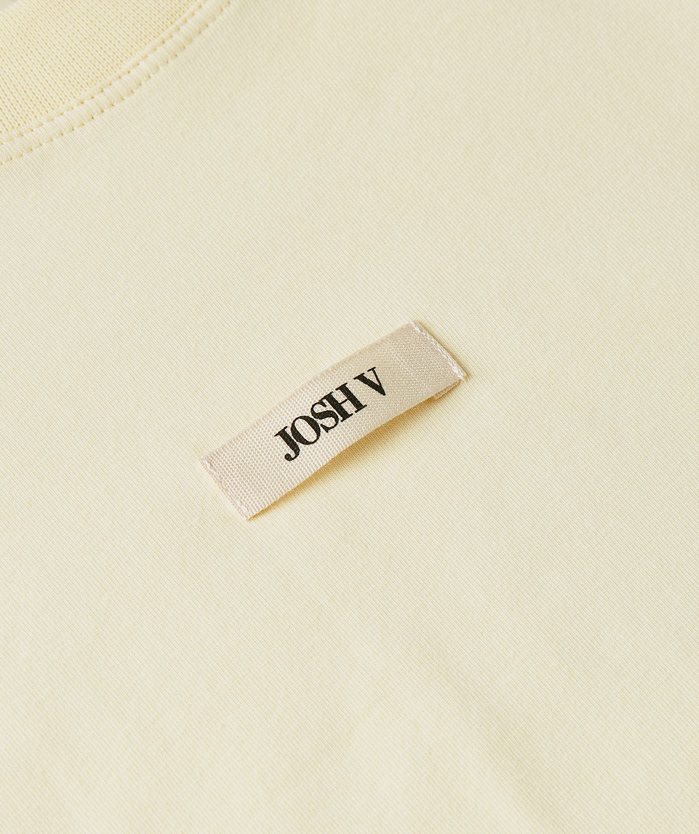 Close-up van een regular fit T-shirt met logo in de kleur Butter Yellow