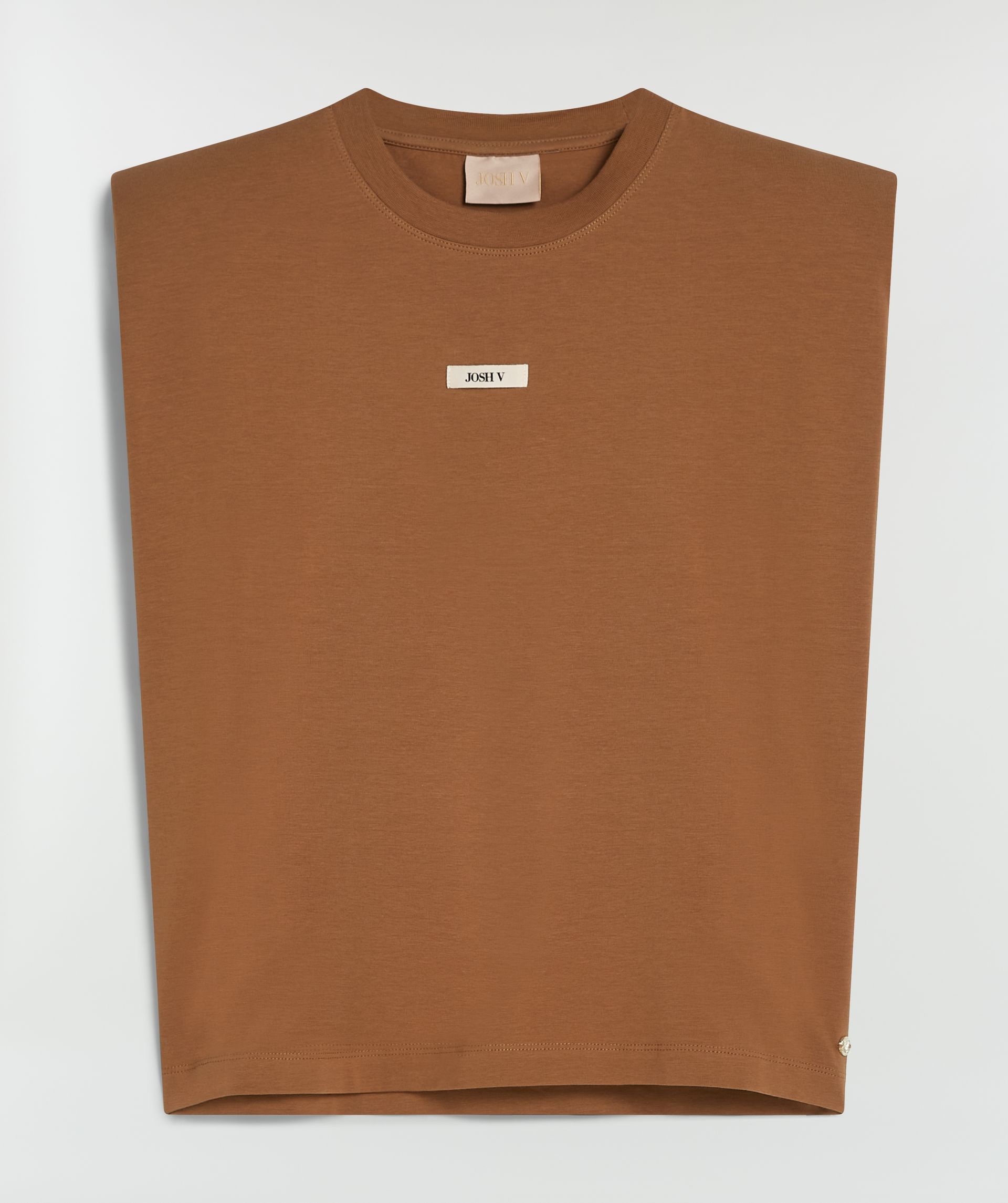 Donkerbruin T-shirt met schoudervullingen zonder model, weergegeven op een lichtgrijze achtergrond 