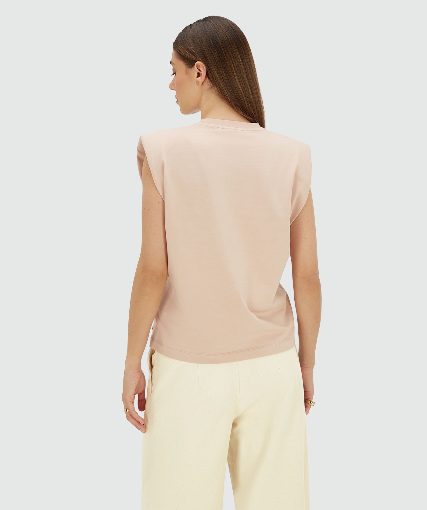 Achterzijde van een model in een regular fit T-shirt met schoudervulling in de kleur Dusty Pink