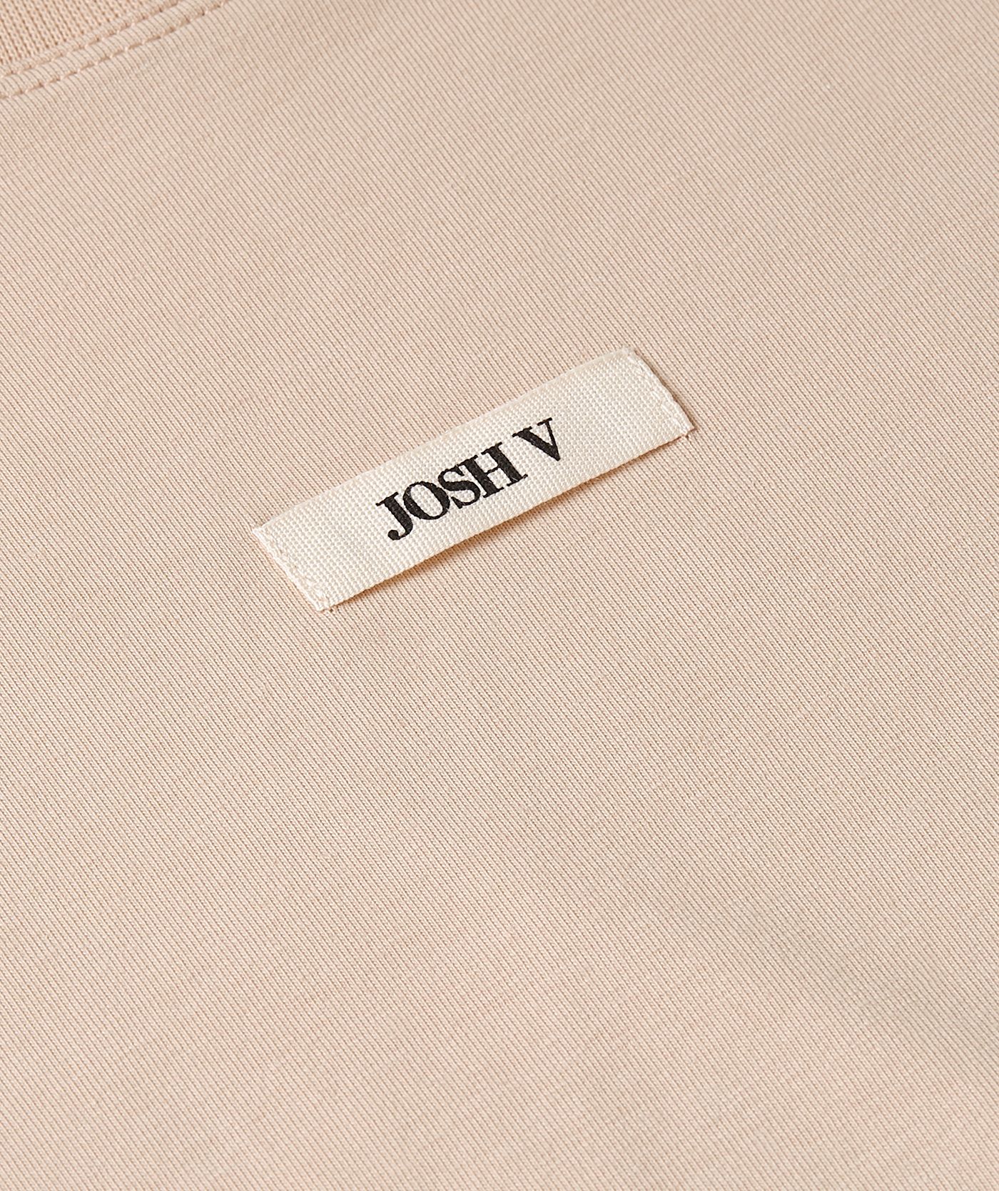 Close-up van een regular fit T-shirt met schoudervulling in de kleur Dusty Pink