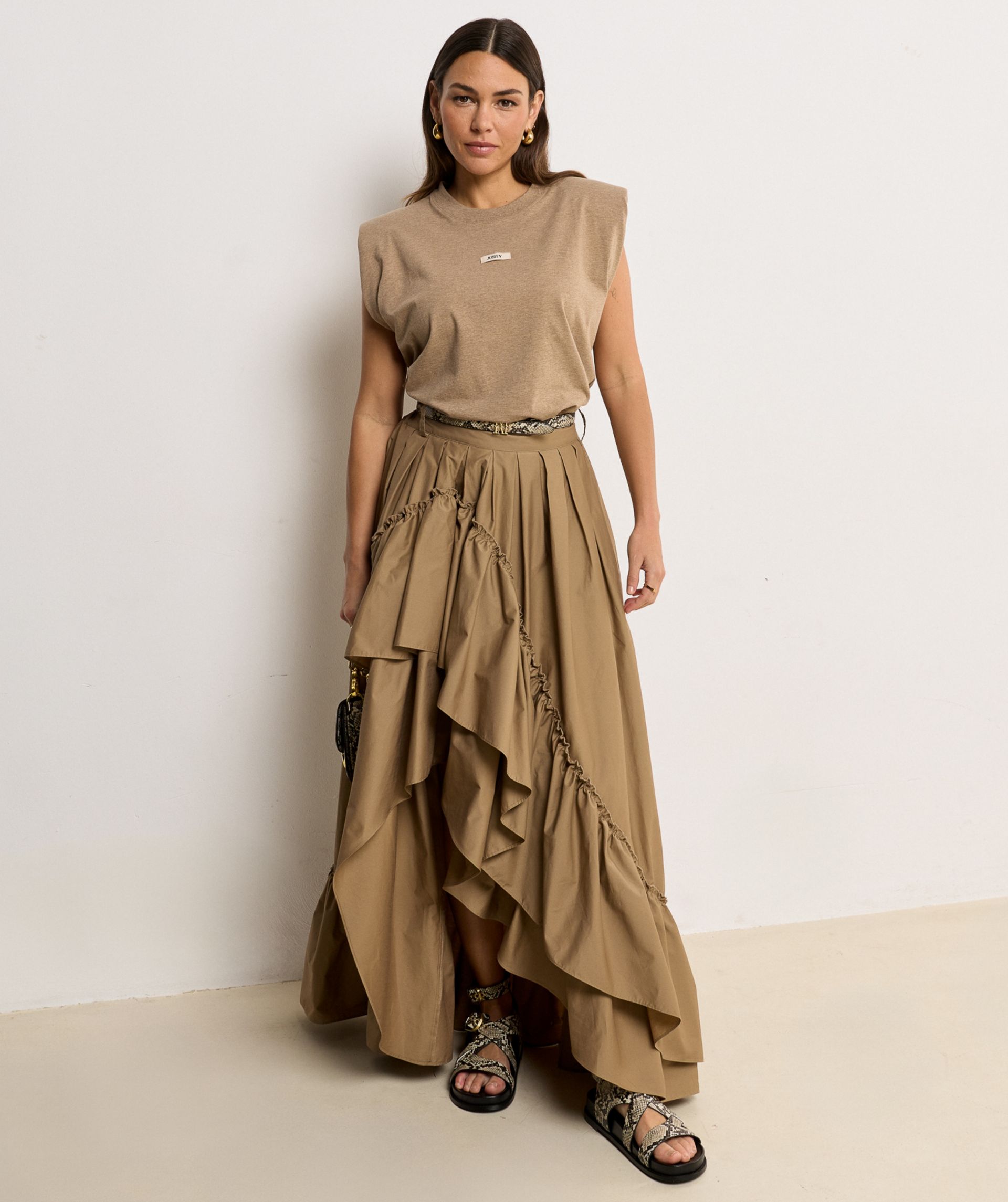 Model draagt een regular fit T-shirt met schoudervulling in de kleur Light Khaki Melange