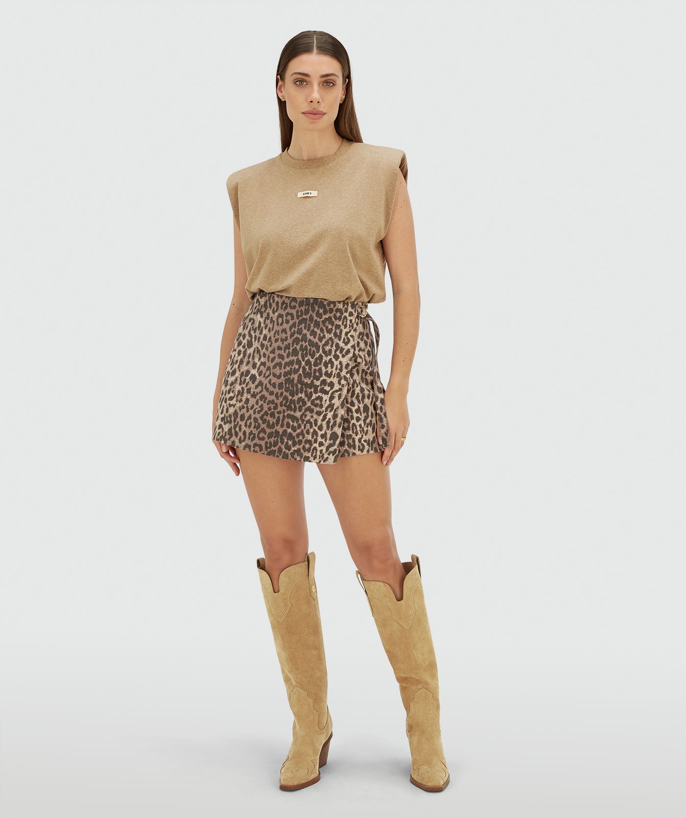 Model draagt een regular fit T-shirt met schoudervulling in de kleur Light Khaki Melange