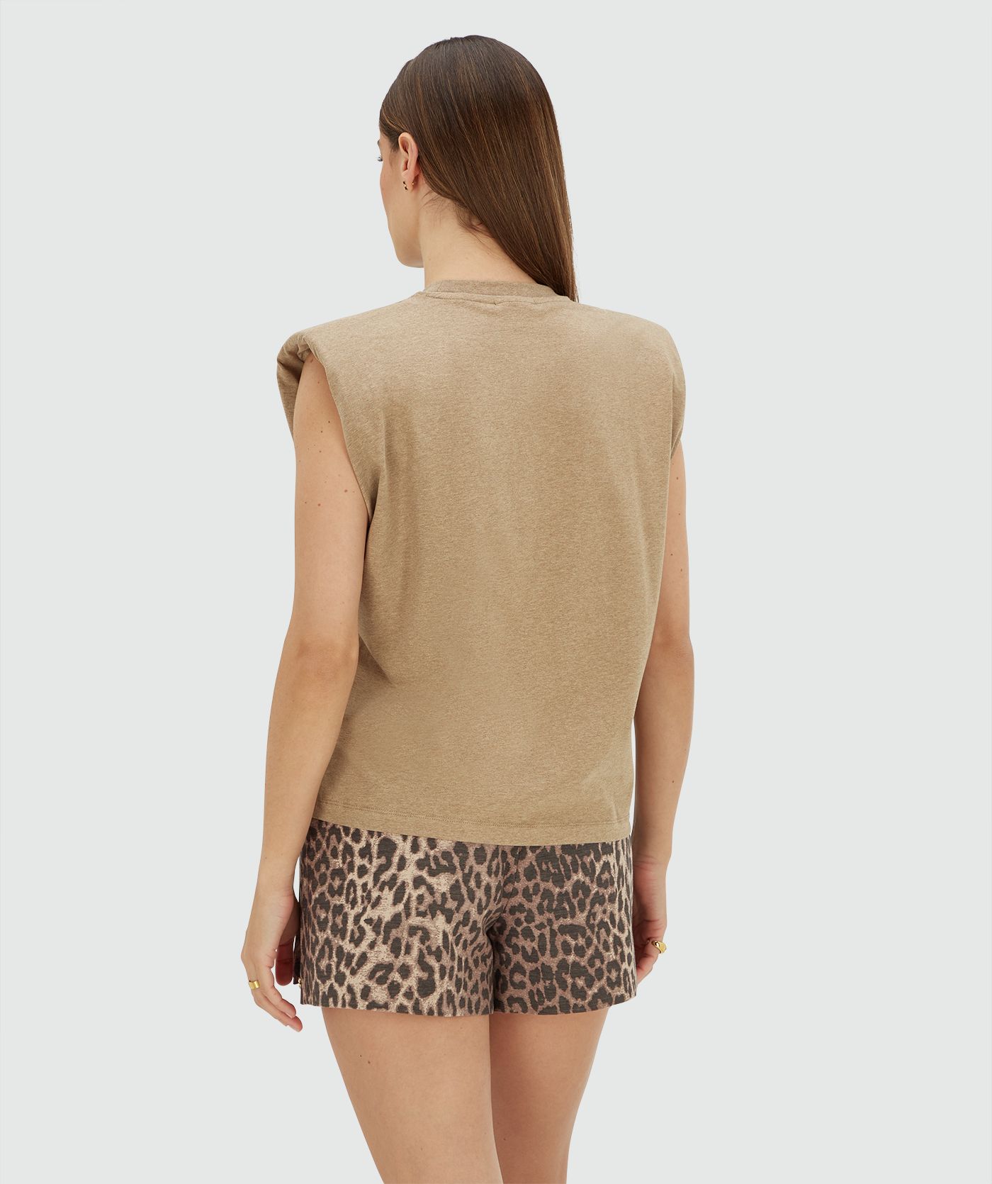 Achterzijde van een model in een regular fit T-shirt met schoudervulling in de kleur Light Khaki Melange