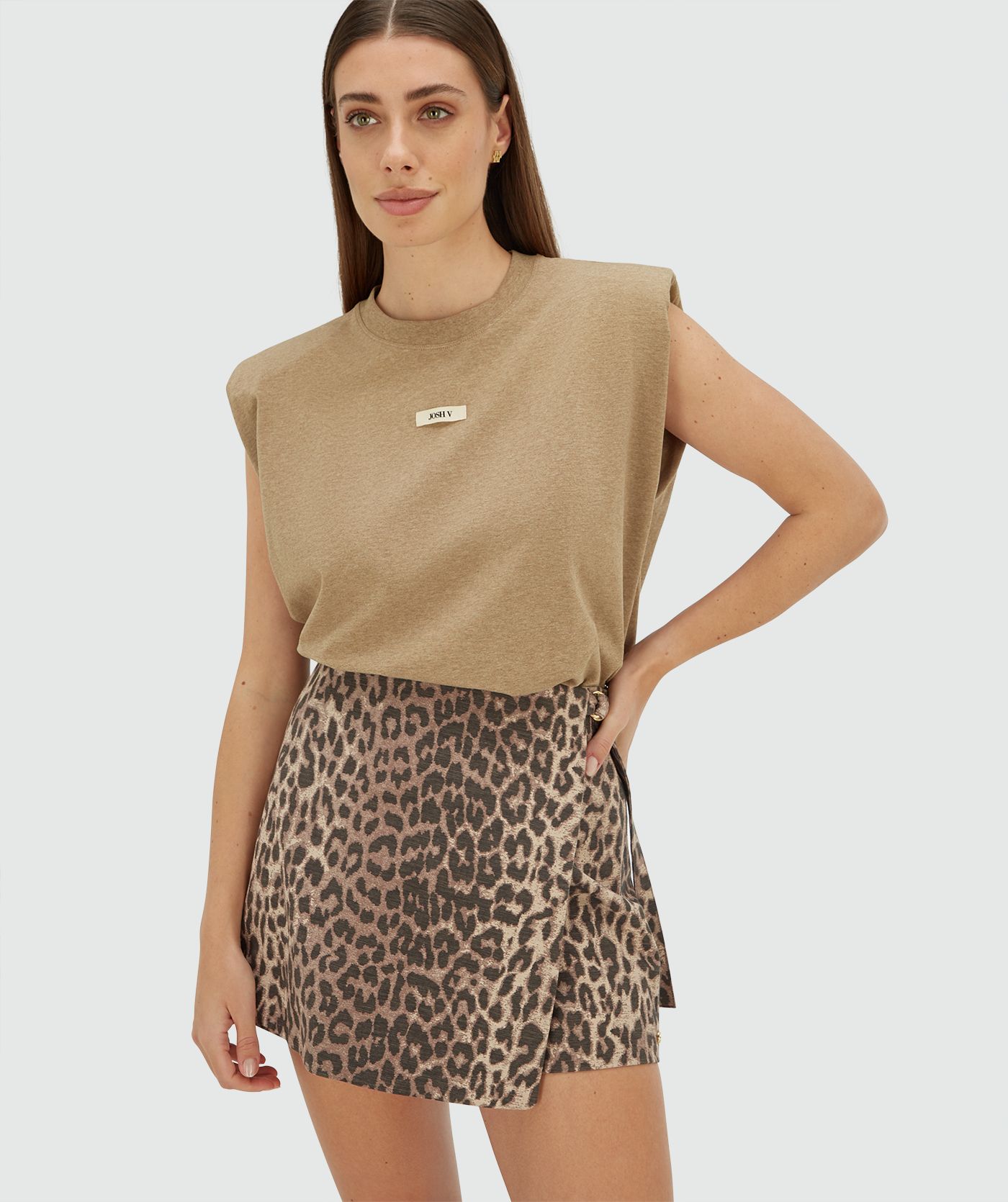 Model draagt een regular fit T-shirt met schoudervulling in de kleur Light Khaki Melange