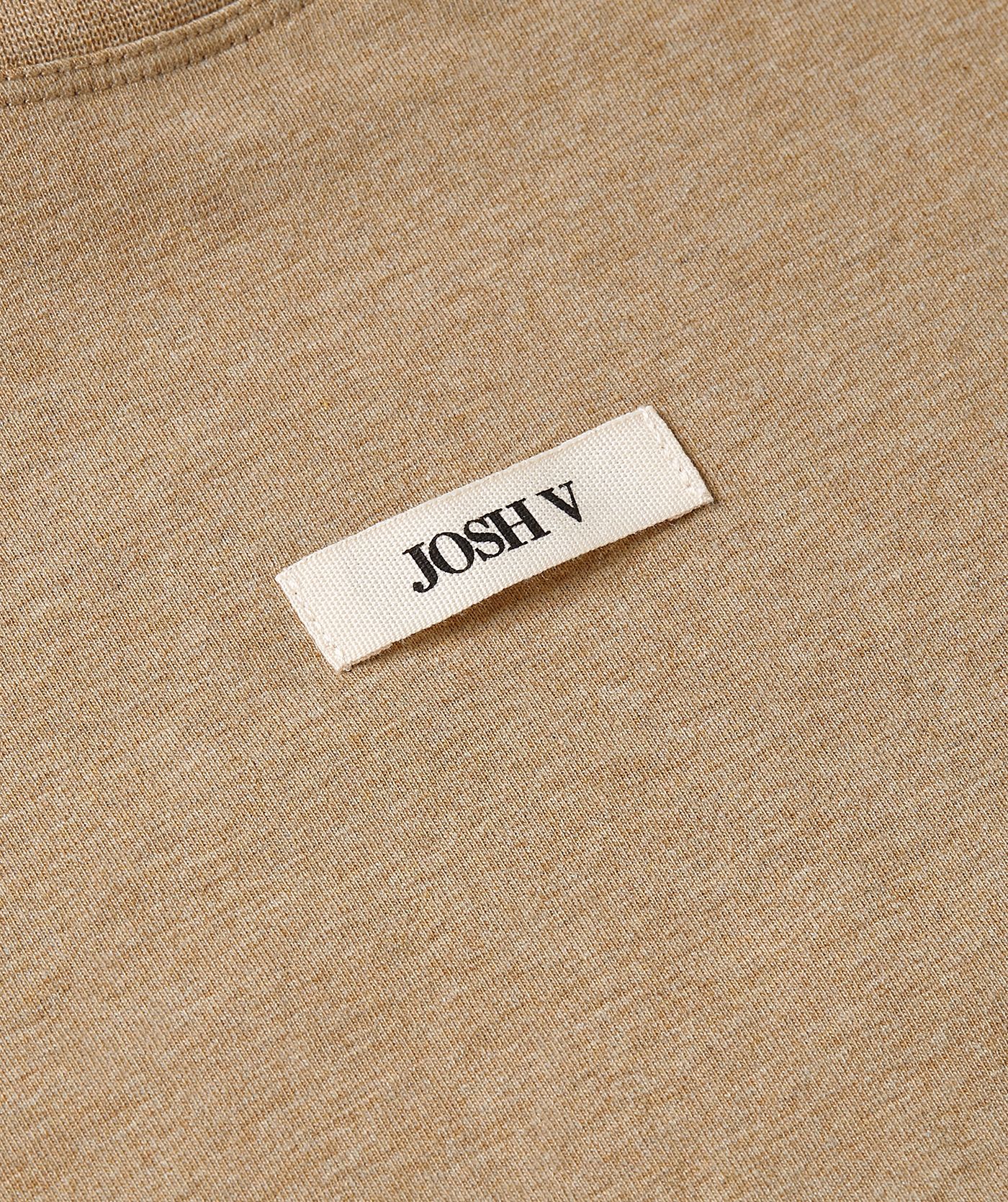 Close-up van een regular fit T-shirt met schoudervulling in de kleur Light Khaki Melange