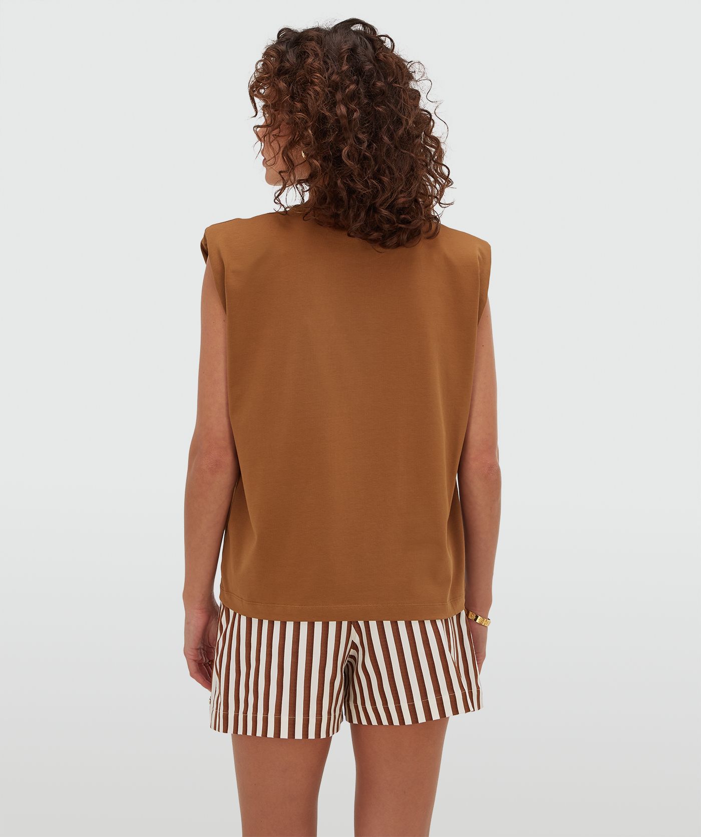 Achterzijde van een model in een regular fit T-shirt met logo in de kleur Mocha Brown
