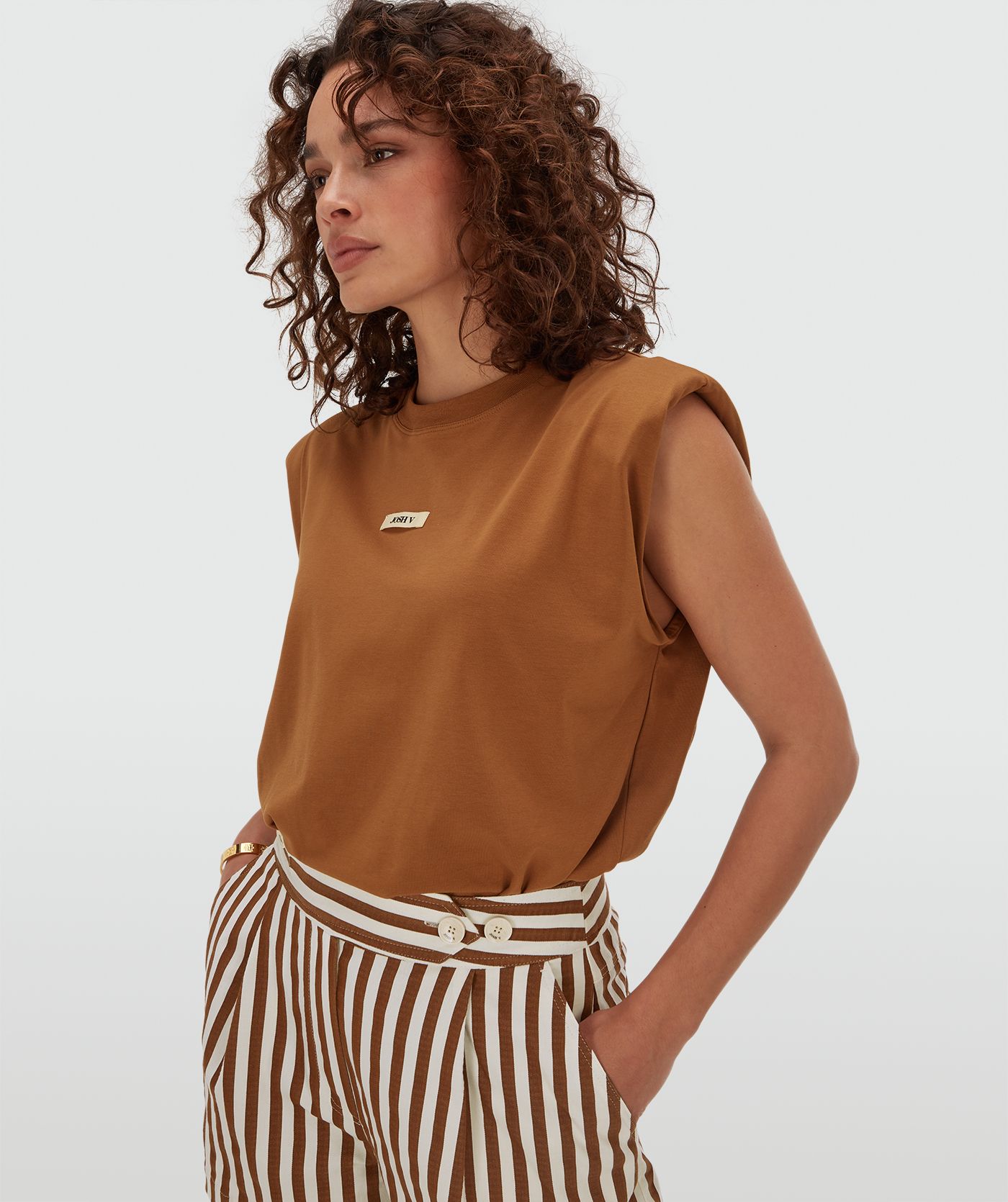 Model draagt een regular fit T-shirt met logo in de kleur Mocha Brown