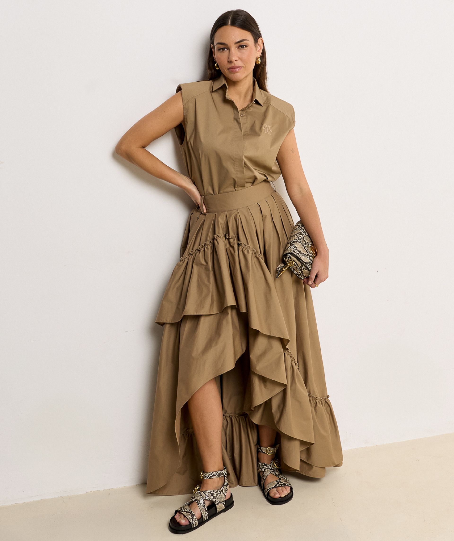 Model draagt een straight fit blouse in de kleur Light Khaki