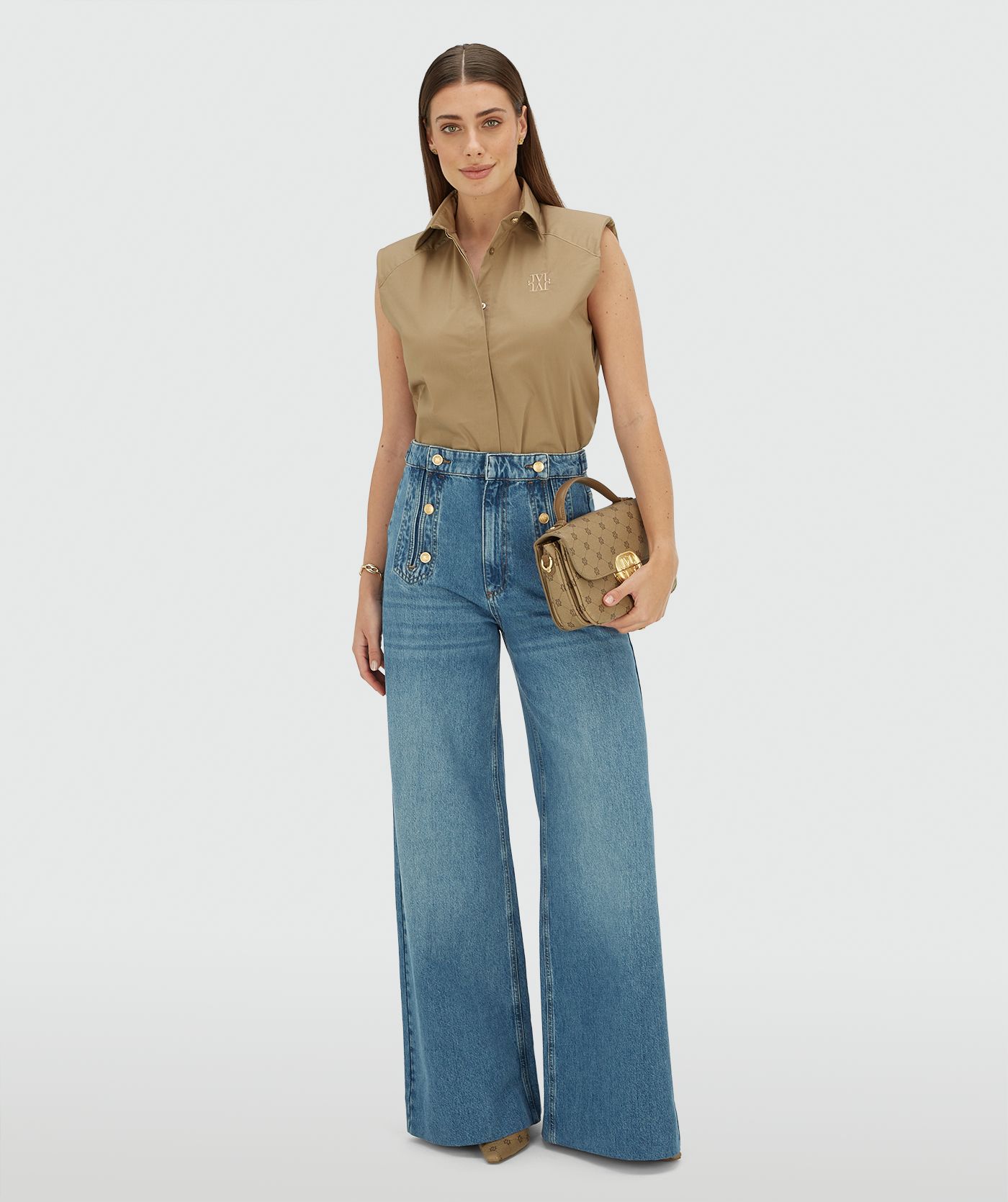Model draagt een straight fit blouse in de kleur Light Khaki