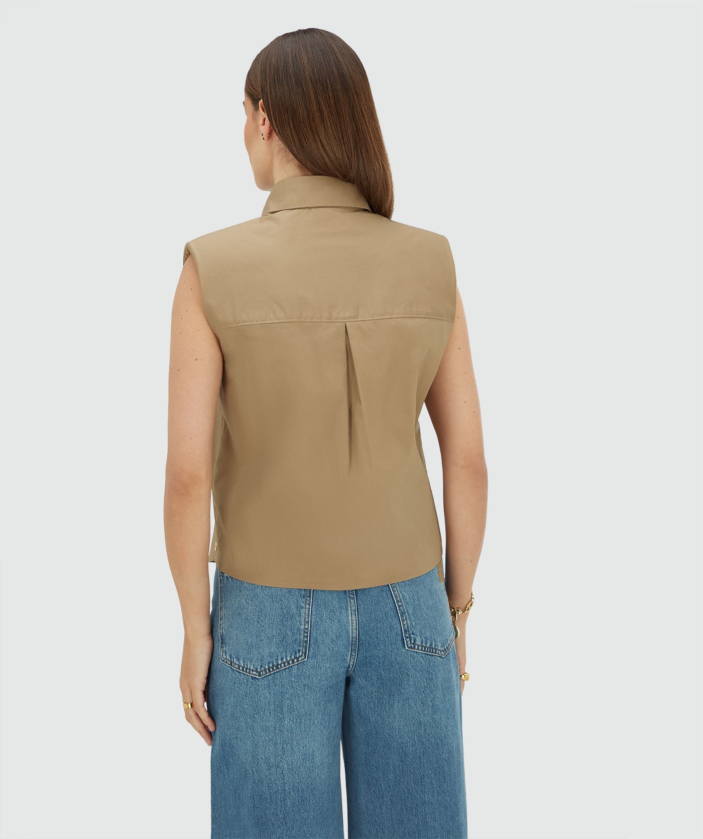 Achterzijde van een model in een straight fit blouse in de kleur Light Khaki