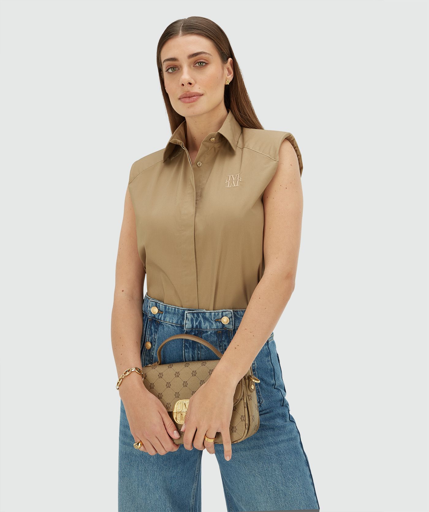 Model draagt een straight fit blouse in de kleur Light Khaki