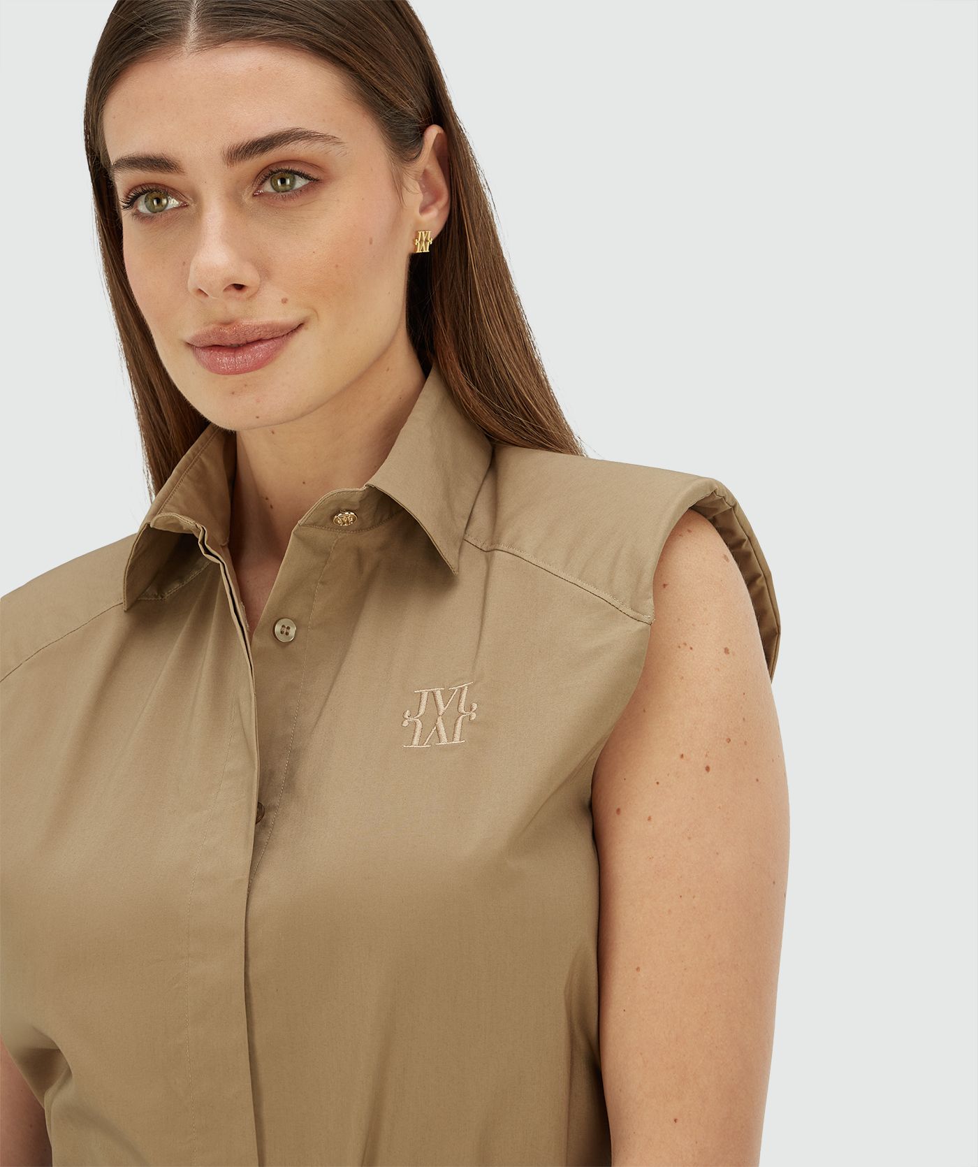 Model draagt een straight fit blouse in de kleur Light Khaki