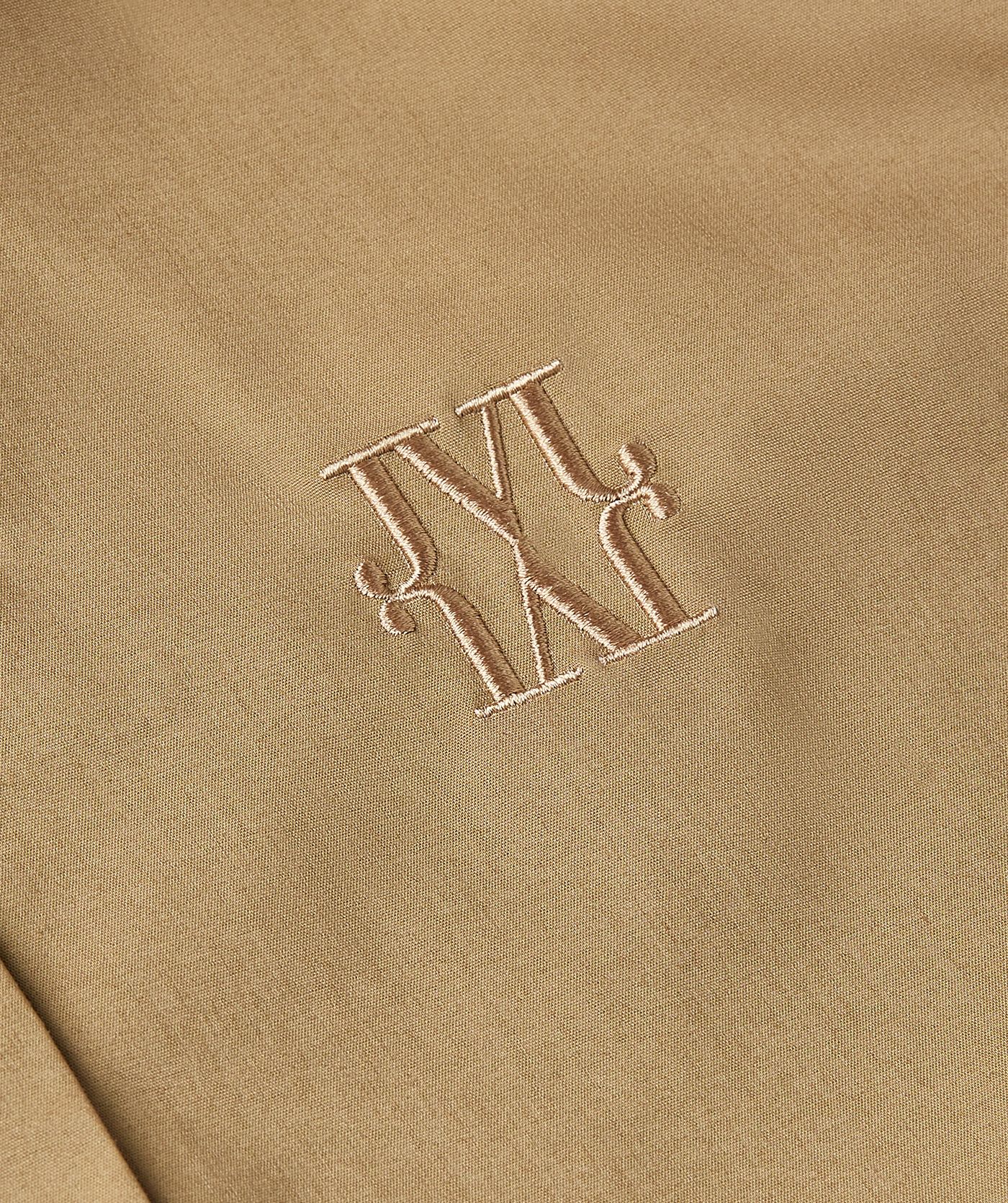 Close-up van een straight fit blouse in de kleur Light Khaki