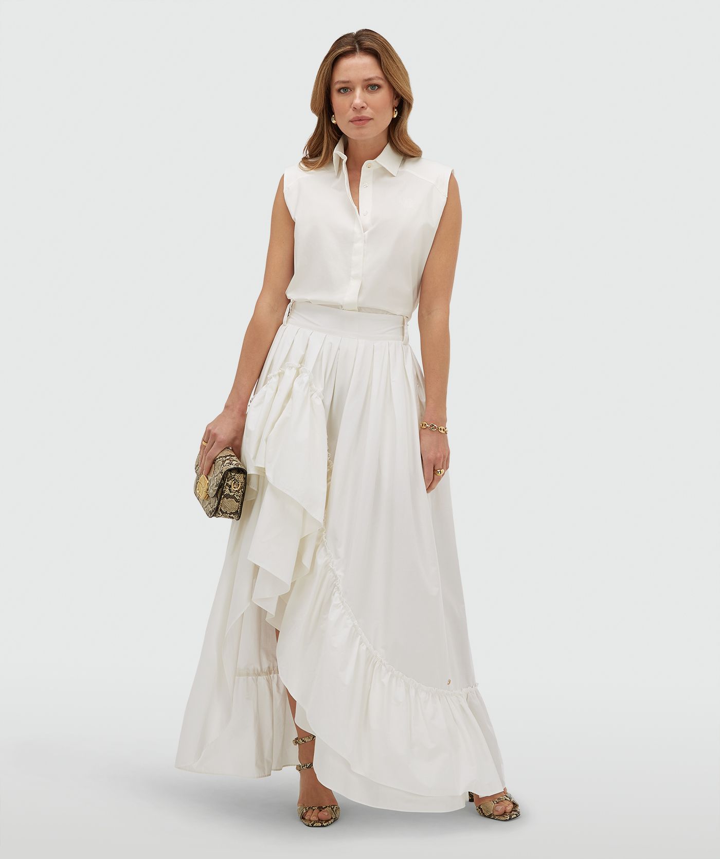 Model draagt een straight fit blouse in de kleur Off White