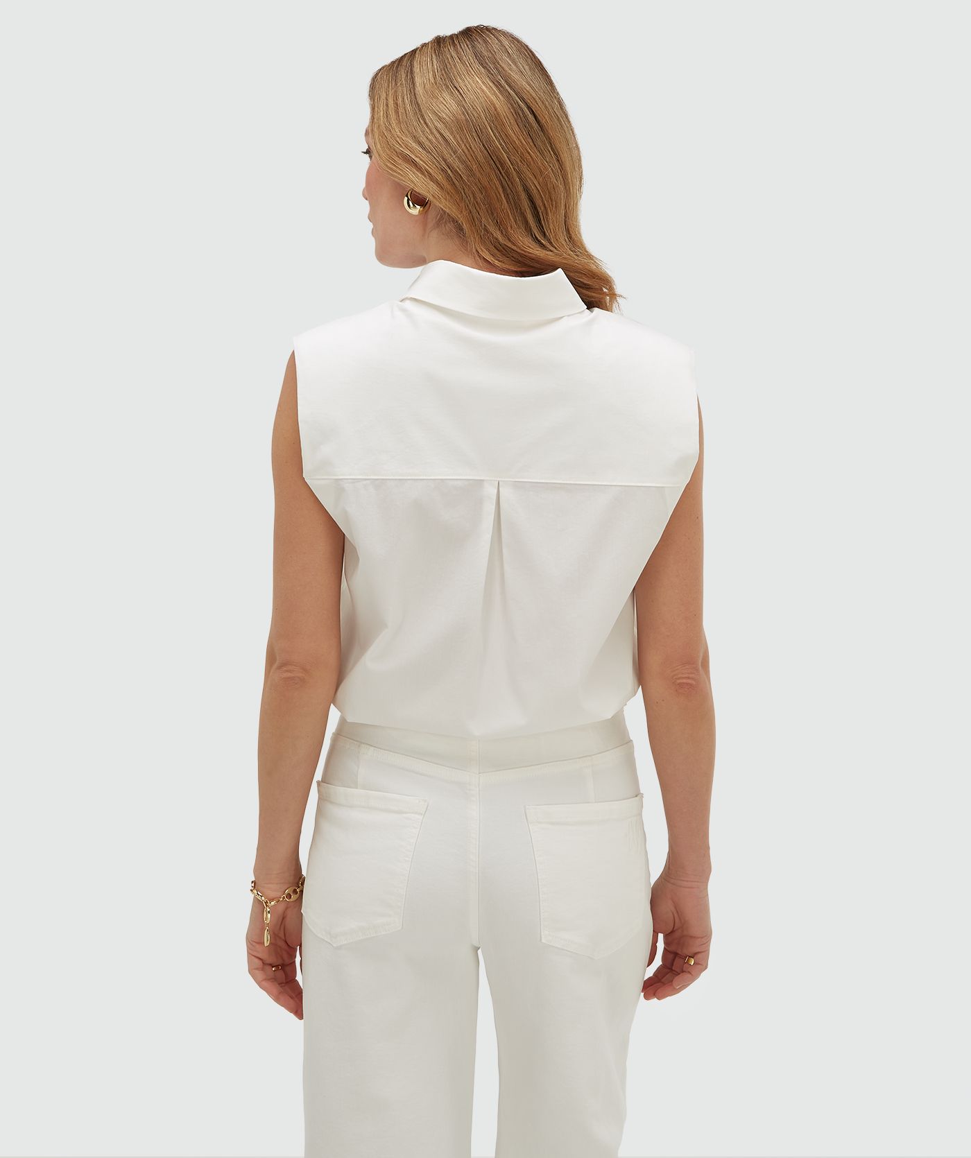 Achteraanzicht van een model in een straight fit blouse in de kleur Off White