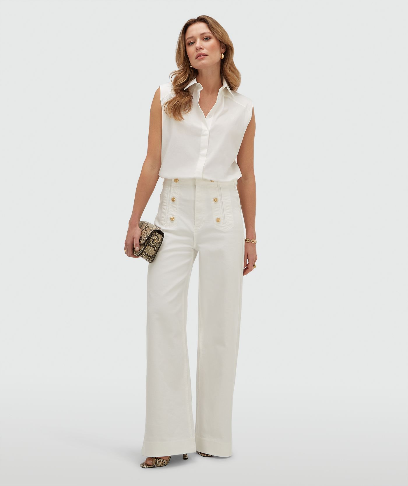 Model draagt een straight fit blouse in de kleur Off White