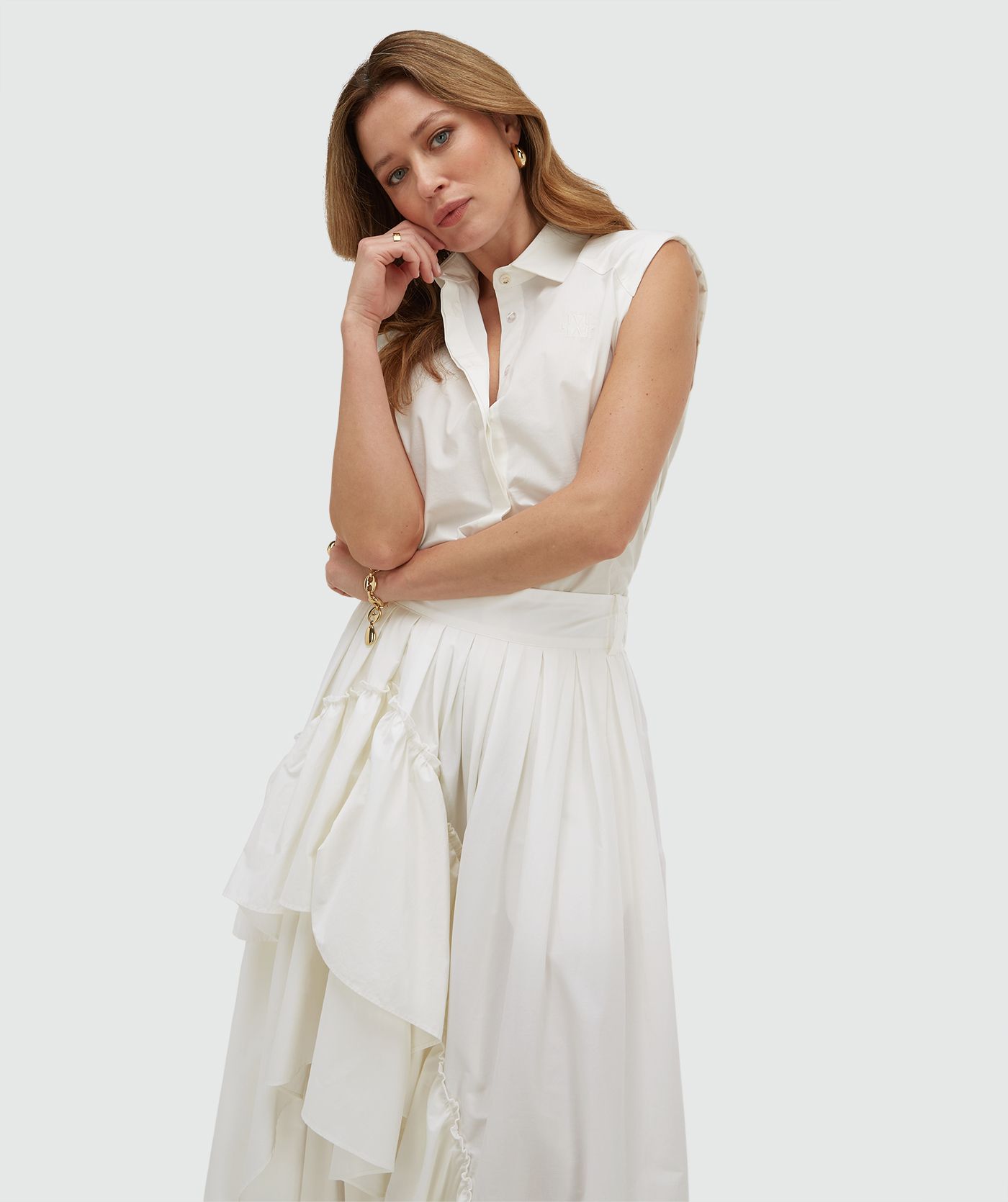Model draagt een straight fit blouse in de kleur Off White