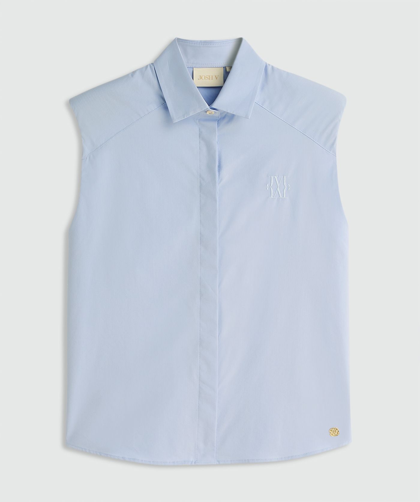 Lichtblauwe blouse zonder model, weergegeven op een lichtgrijze achtergrond.