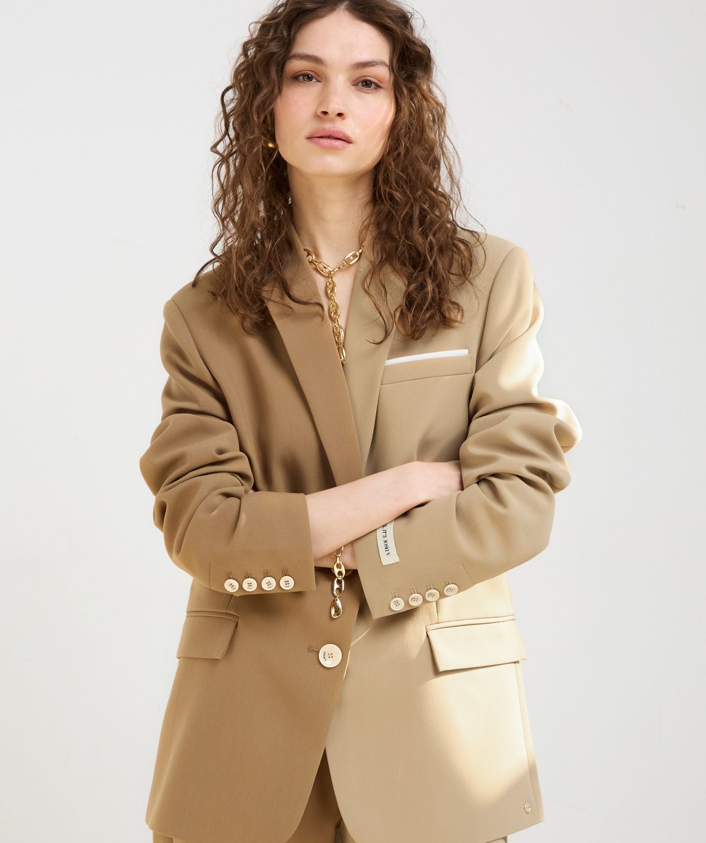 Khaki light camel oversized two-tone blazer zonder model, weergegeven op een lichtgrijze achtergrond - Josh V