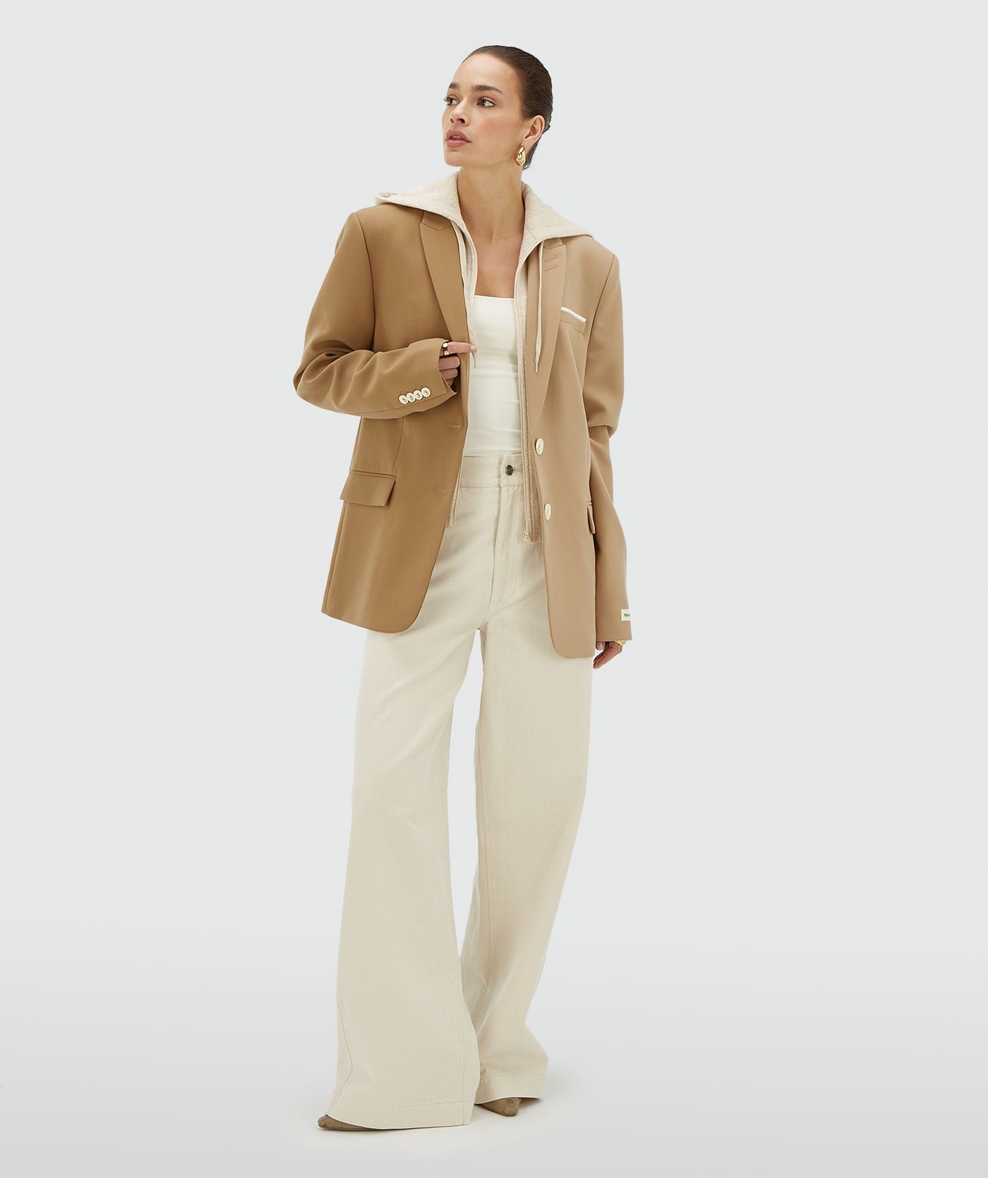 Model draagt een khaki light camel oversized two-tone hoodie blazer - Josh V