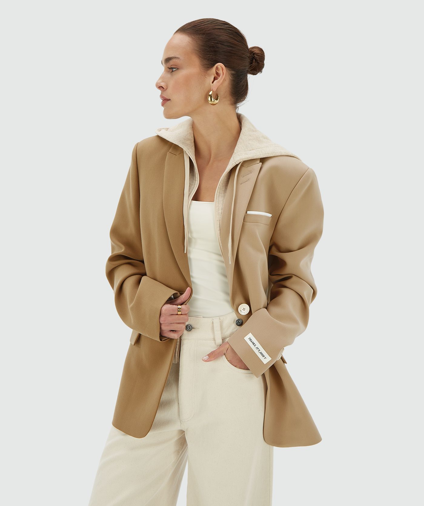 Model draagt een khaki light camel oversized two-tone hoodie blazer - Josh V