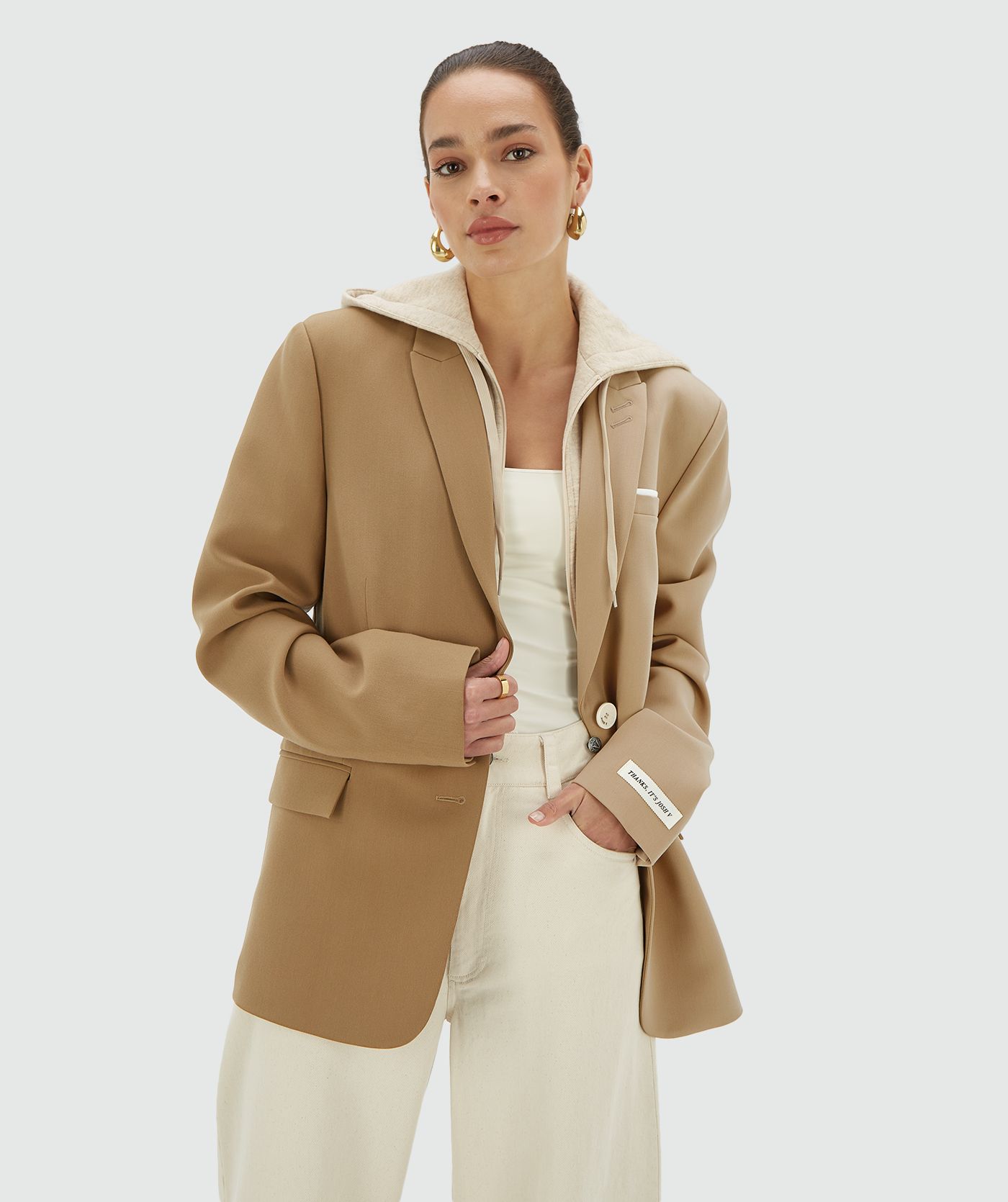 Model draagt een khaki light camel oversized two-tone hoodie blazer - Josh V
