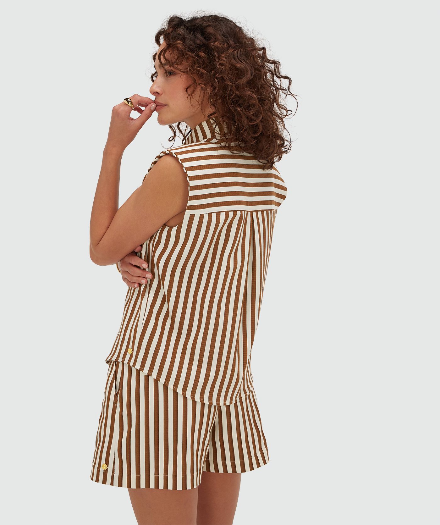 Achterzijde van een model in een straight fit blouse met strepen in de kleur Mocha Brown Stripe