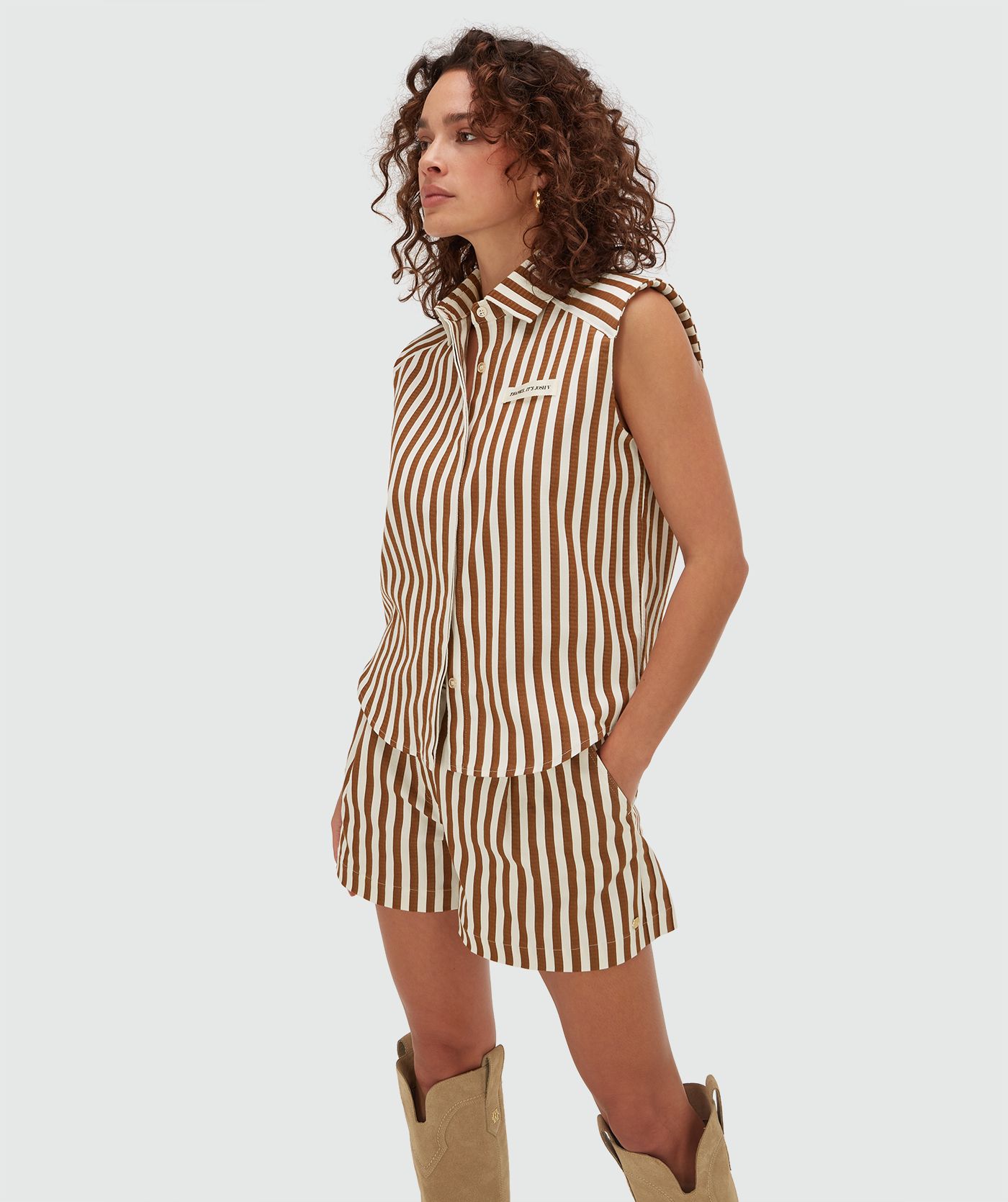 Model draagt een straight fit blouse met strepen in de kleur Mocha Brown Stripe