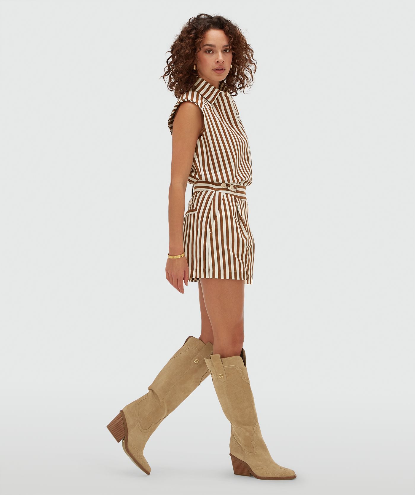 Model draagt een straight fit blouse met strepen in de kleur Mocha Brown Stripe