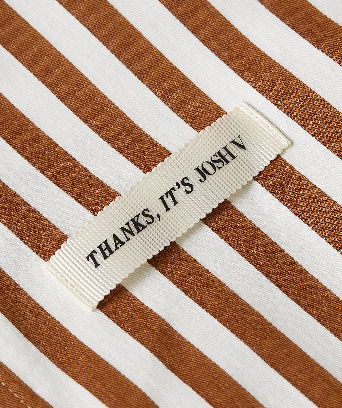 Close-up van een straight fit blouse met strepen in de kleur Mocha Brown Stripe
