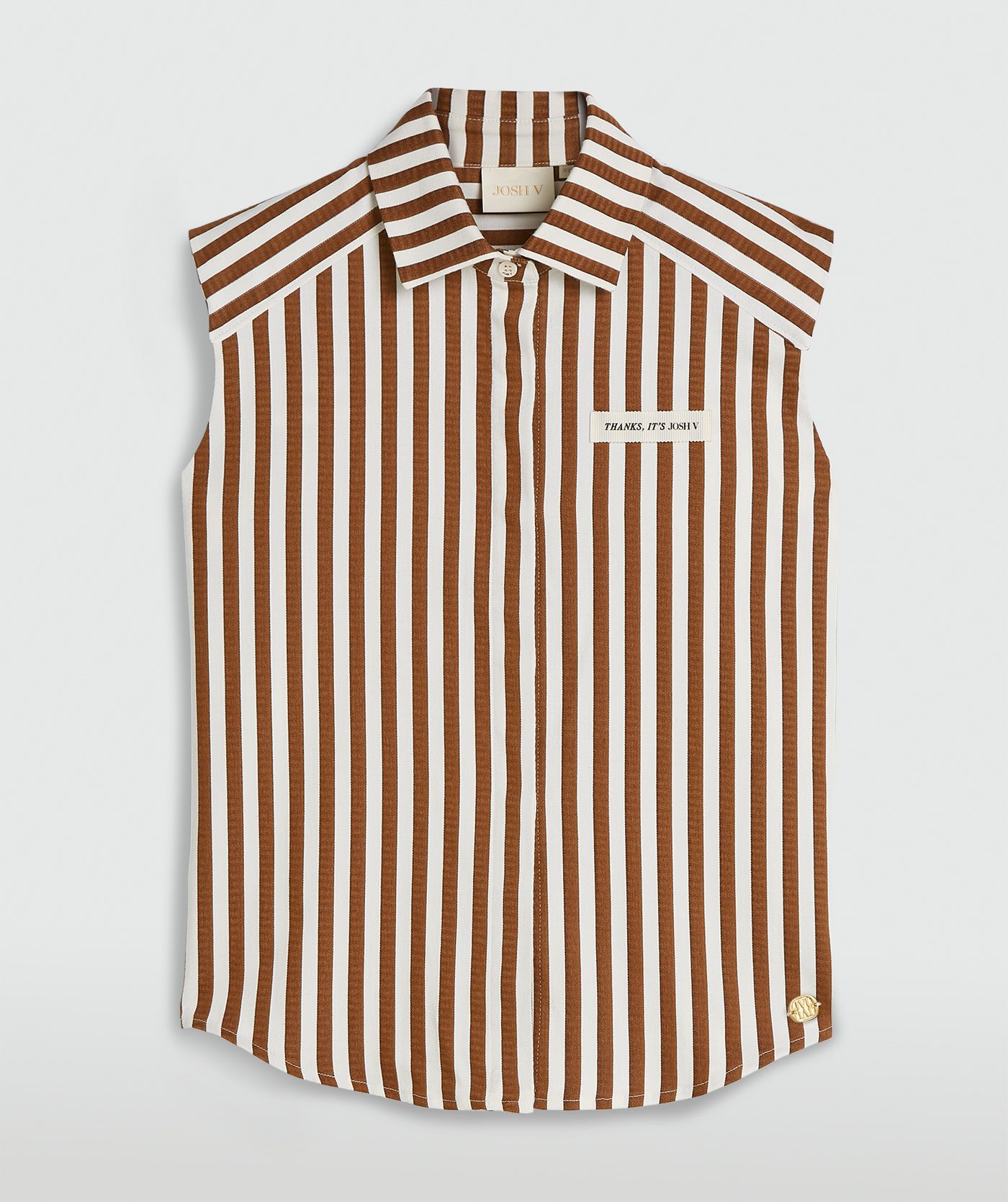 Een straight fit blouse met strepen in de kleur Mocha Brown Stripe, zonder model, weergegeven op een lichtgrijze achtergrond